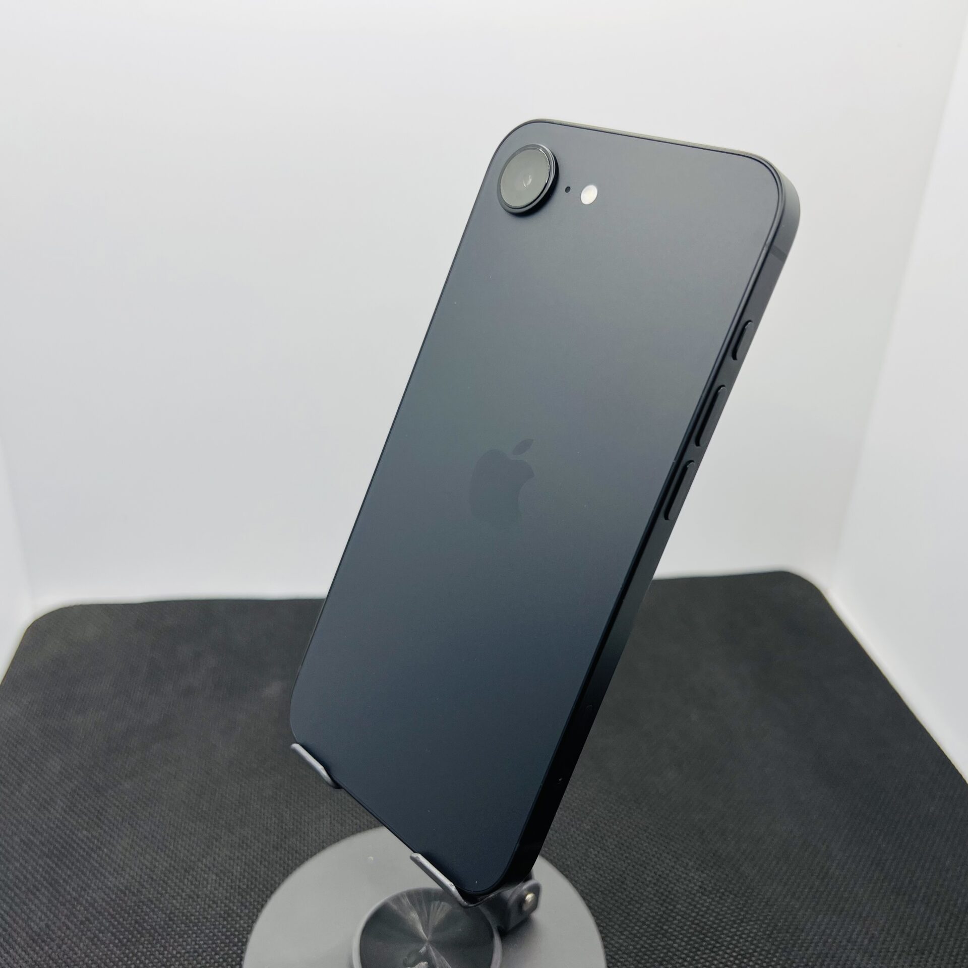 Apple iPhone 16e 128GB Black – (Grade A) - Image 8