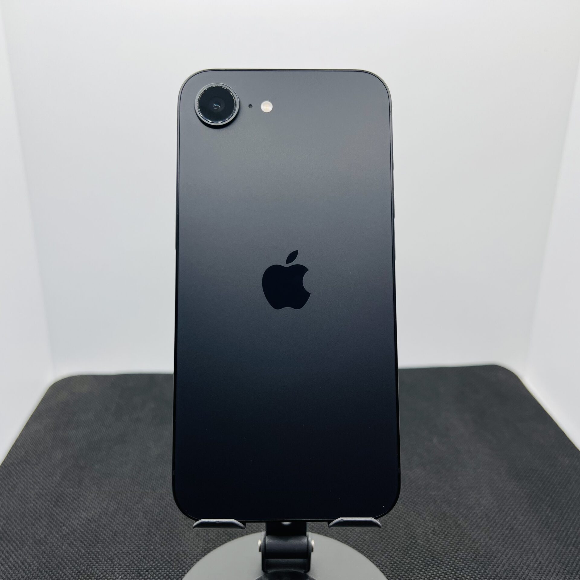 Apple iPhone 16e 128GB Black – (Grade A) - Image 9