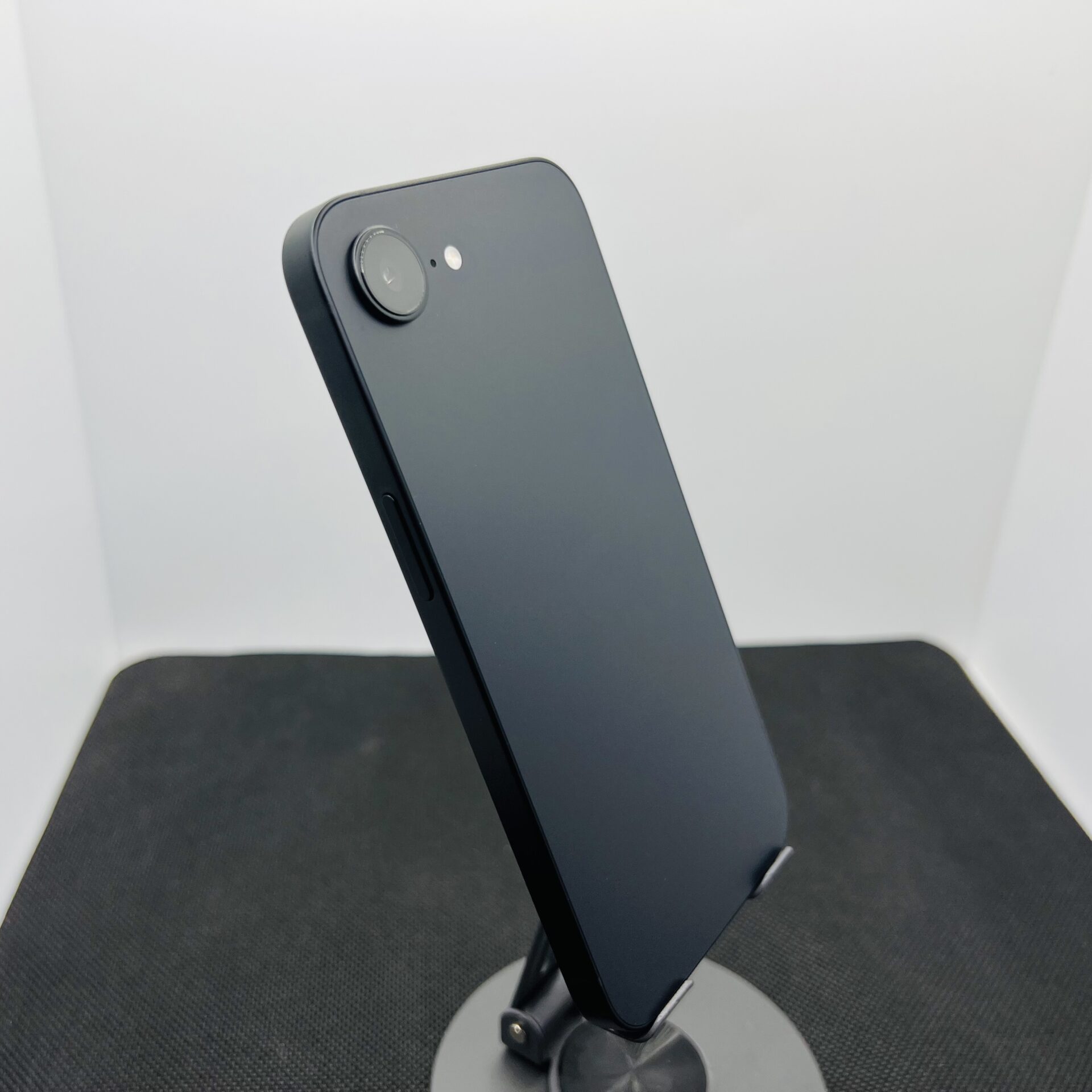 Apple iPhone 16e 128GB Black – (Grade A) - Image 10