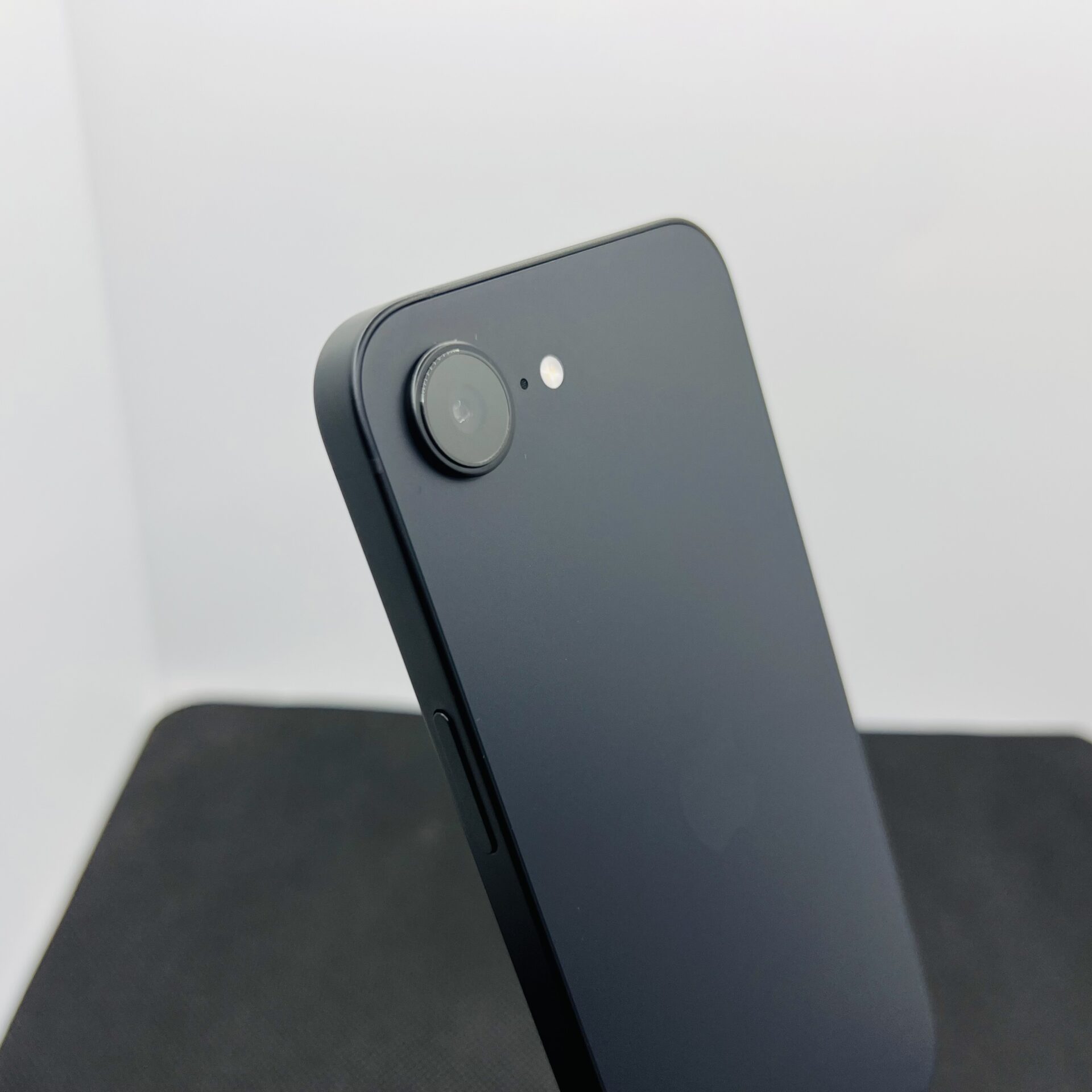 Apple iPhone 16e 128GB Black – (Grade A) - Image 11