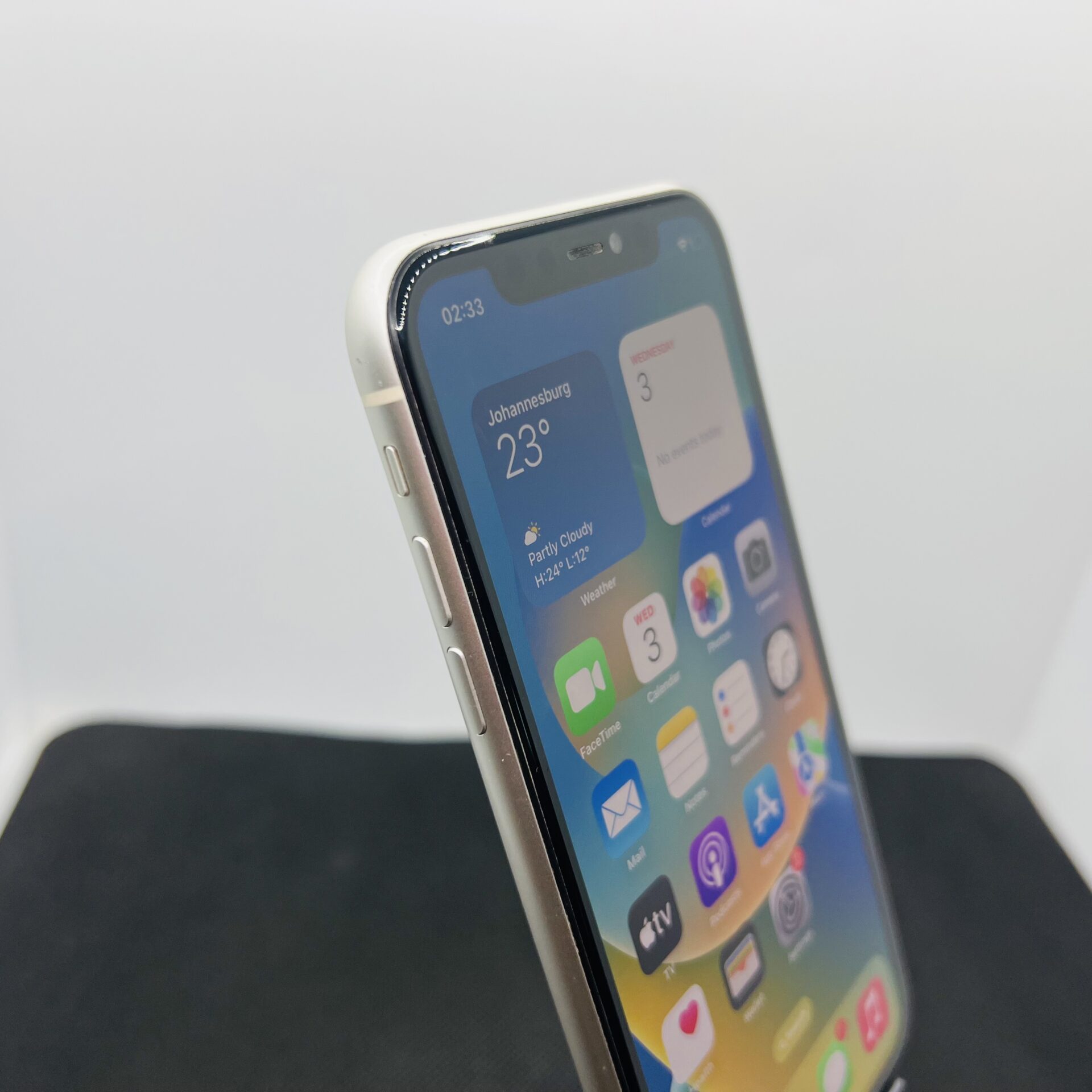 Apple iPhone 11 256GB White – (Grade B) - Image 4