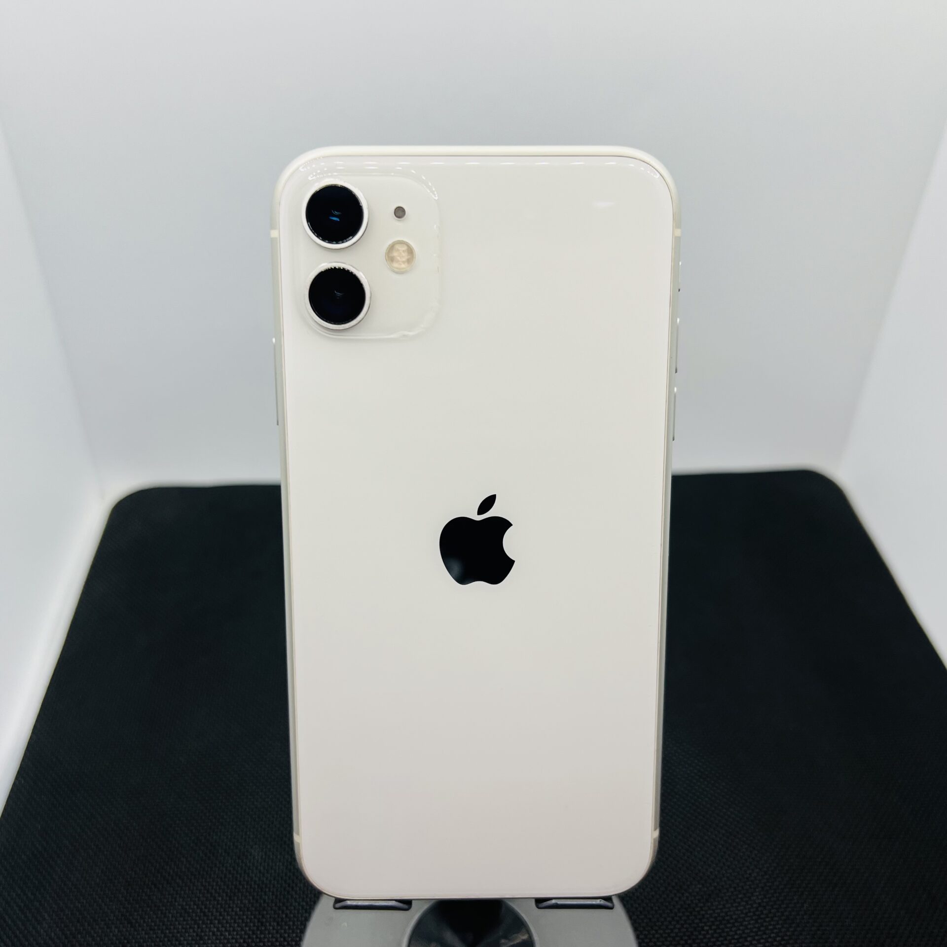 Apple iPhone 11 256GB White – (Grade B) - Image 9