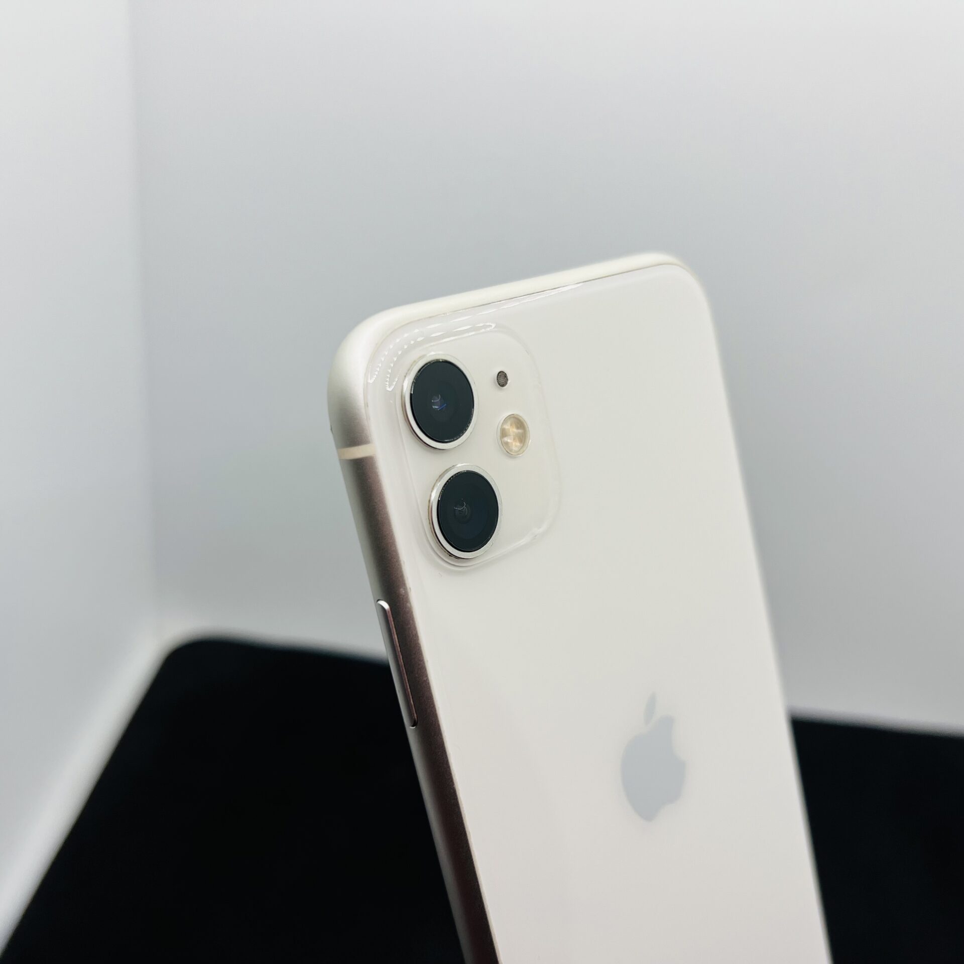 Apple iPhone 11 256GB White – (Grade B) - Image 11