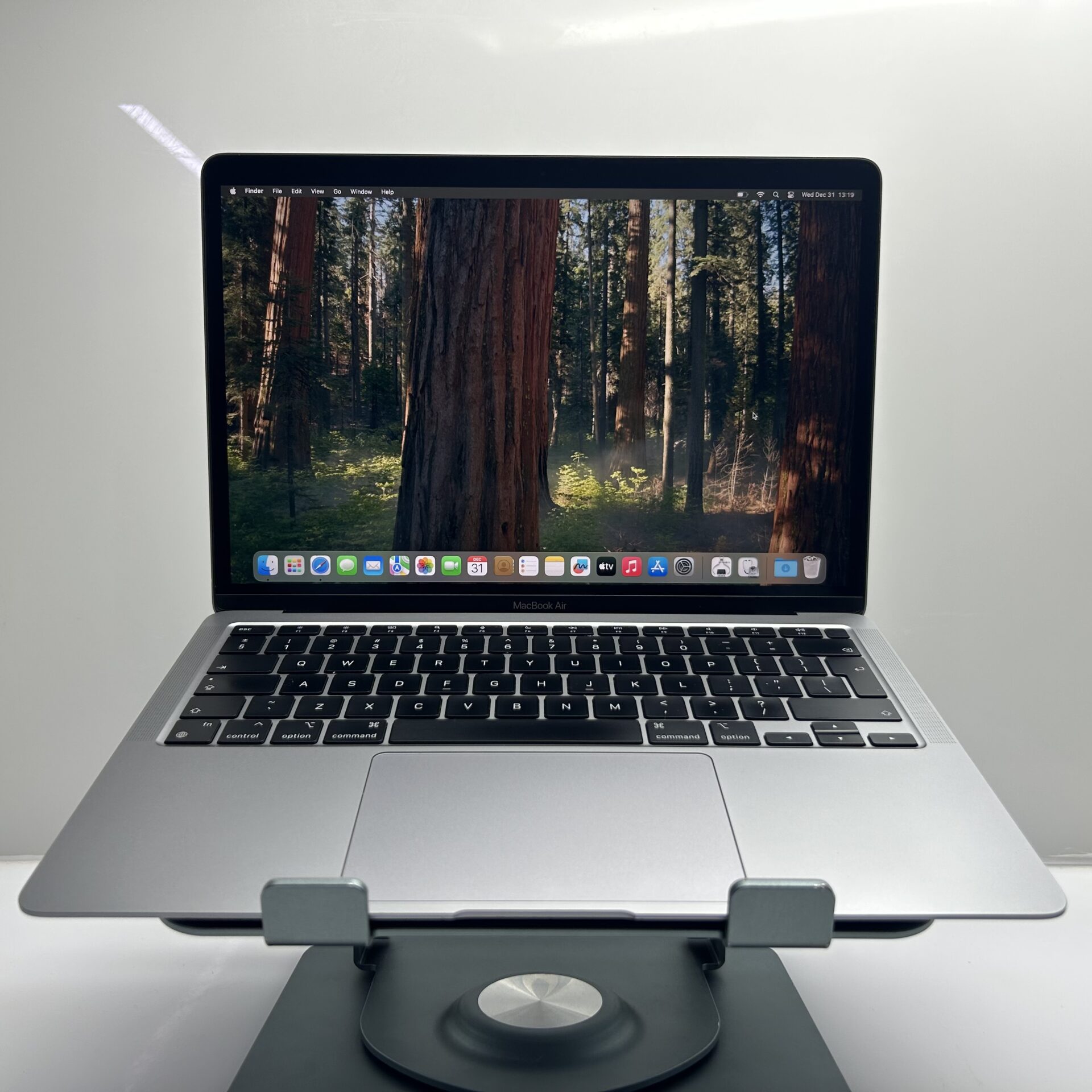Apple MacBook Air “M1” 13-Inch 8CPU/7 GPU (2020) 8GB RAM 256GB SSD