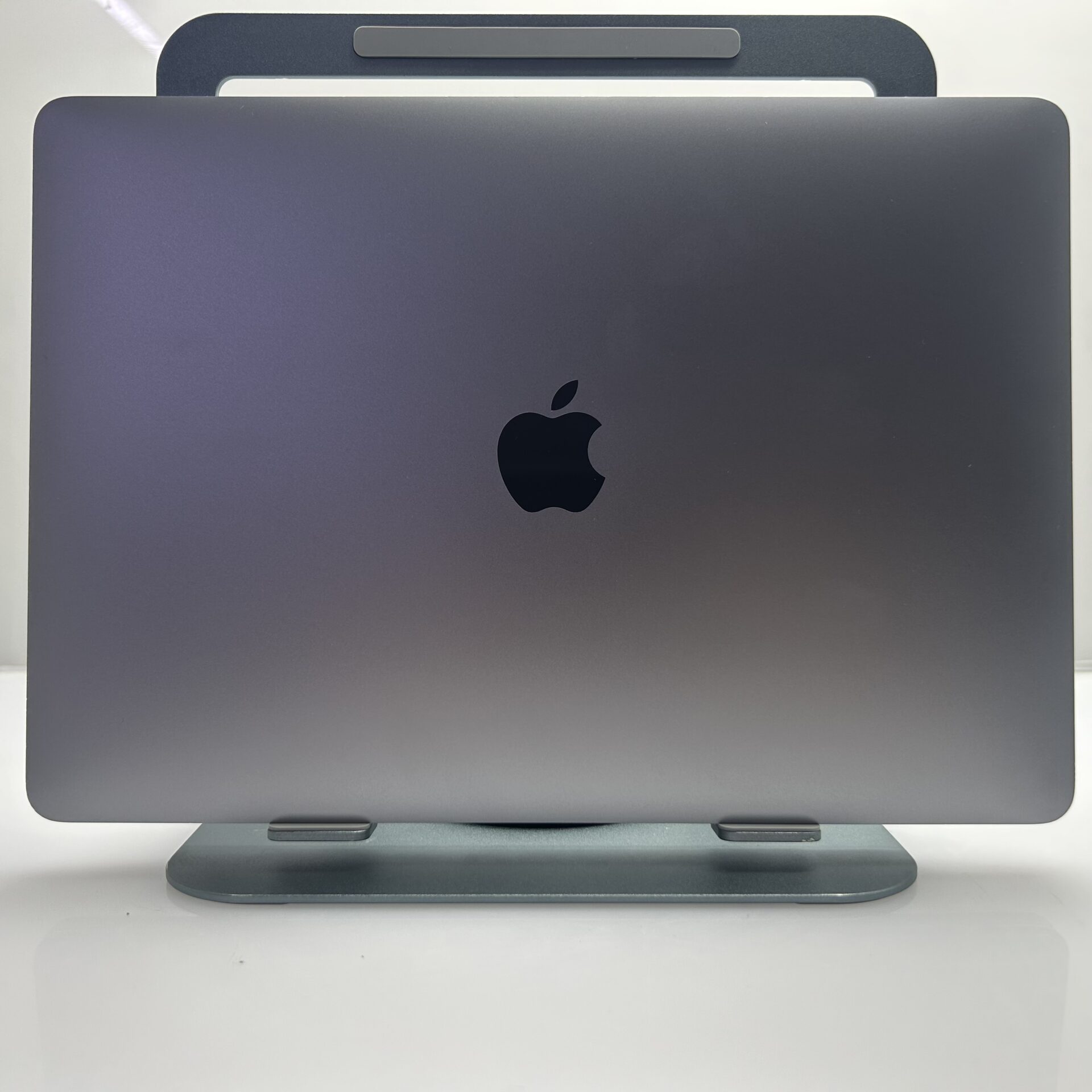 Apple MacBook Air “M1” 13-Inch 8CPU/7 GPU (2020) 8GB RAM 256GB SSD