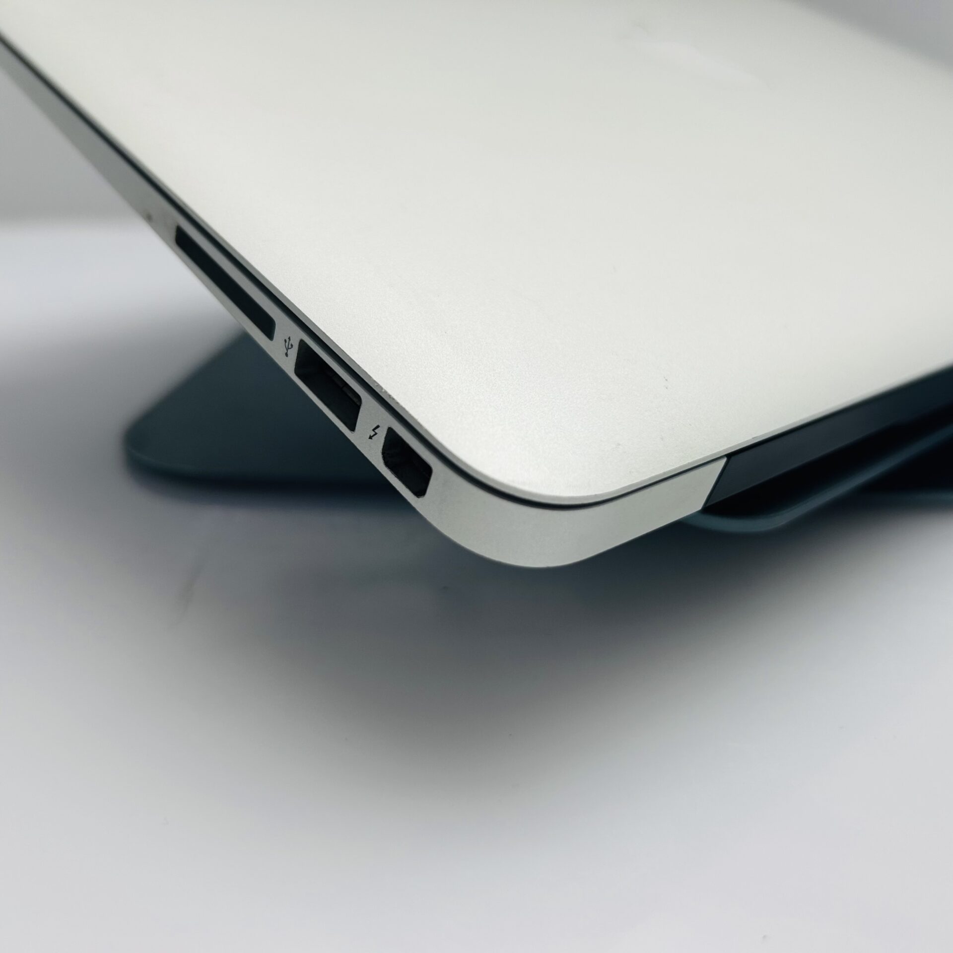 Apple Macbook Air 13-inch “Core i5” 1.8GHz (2017) 8GB RAM 128GB
