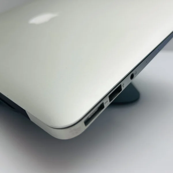 Apple Macbook Air 13-inch “Core i5” 1.8GHz (2017) 8GB RAM 128GB