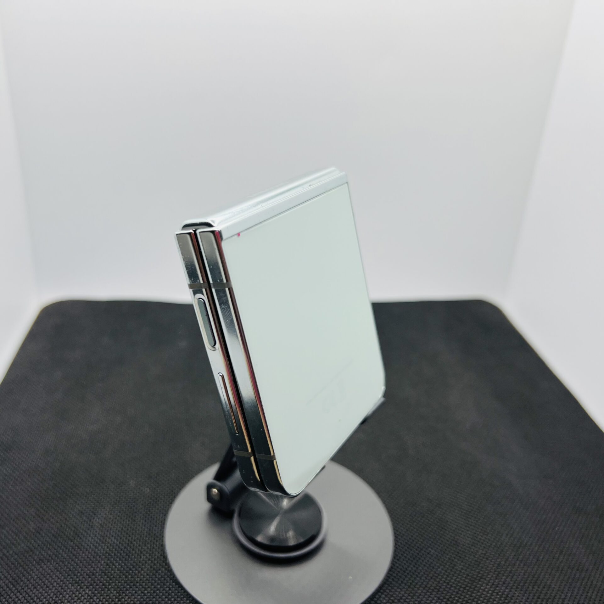 Samsung Galaxy Z Flip 5 256GB Mint – (Grade B) - Image 10