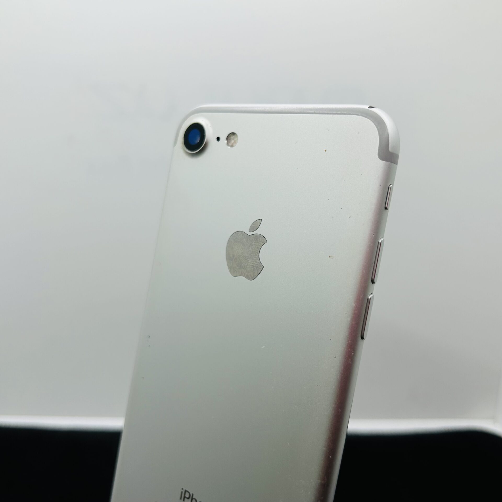 【美品]】Apple iPhone 7 シルバー 128GB Apple iPhone 7 128GB Silver - (Grade B) | Epic Deals SA