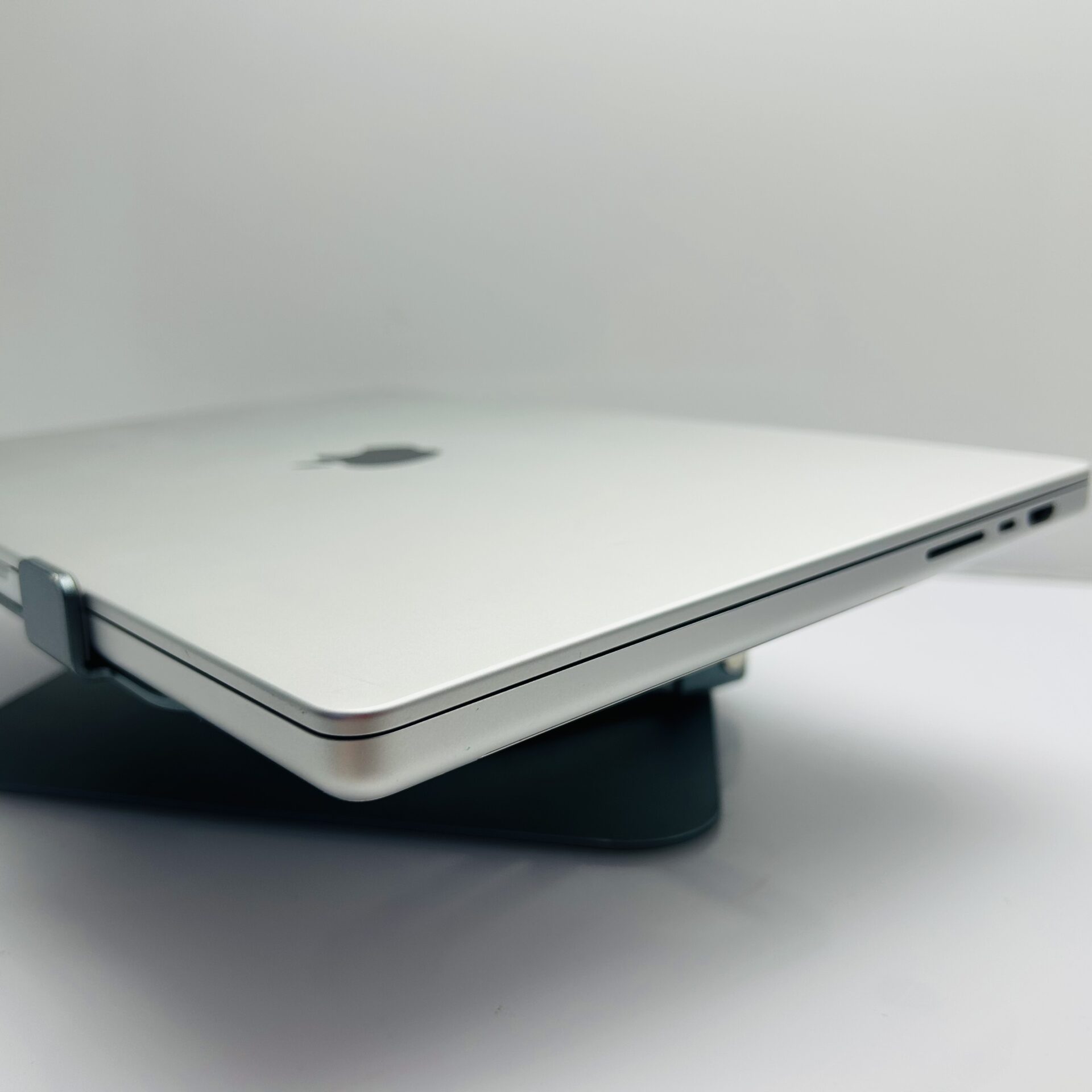 M1 Pro MacBook 10/16コア 16GBメモリ 1TBストレージ Apple MacBook Pro 