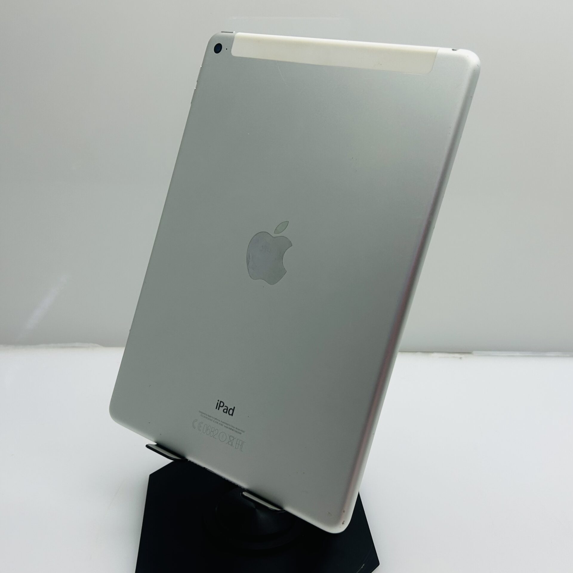iPad Air2 16GB シルバー Apple iPad Air 2 (WiFi/Cellular) 16GB Silver - (Grade B) No Touch