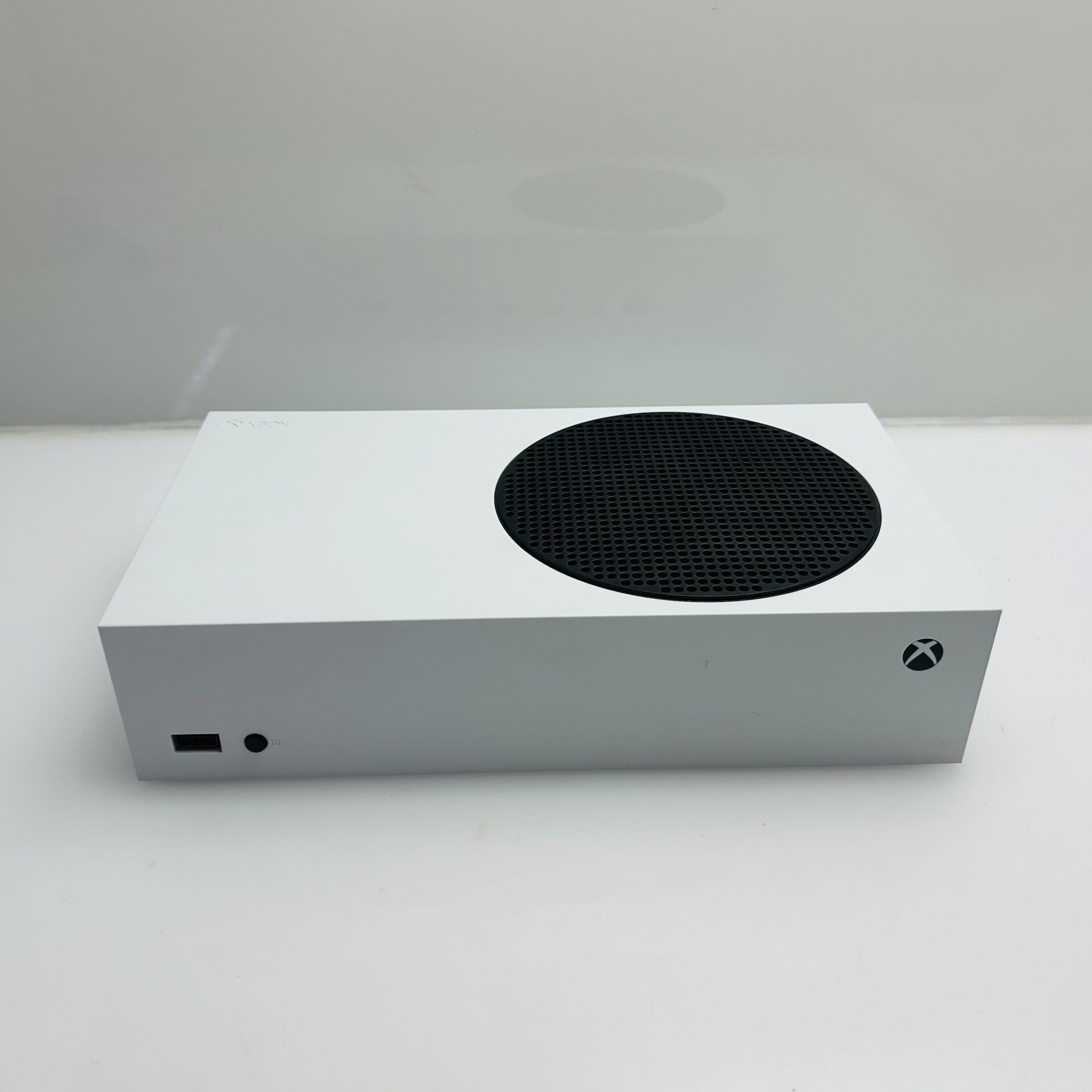 Xbox Series S 512GB White + 1 Controllers + 1 Power Cable + 1 HDMI Cable (Grade A) Mint Condition - Image 6