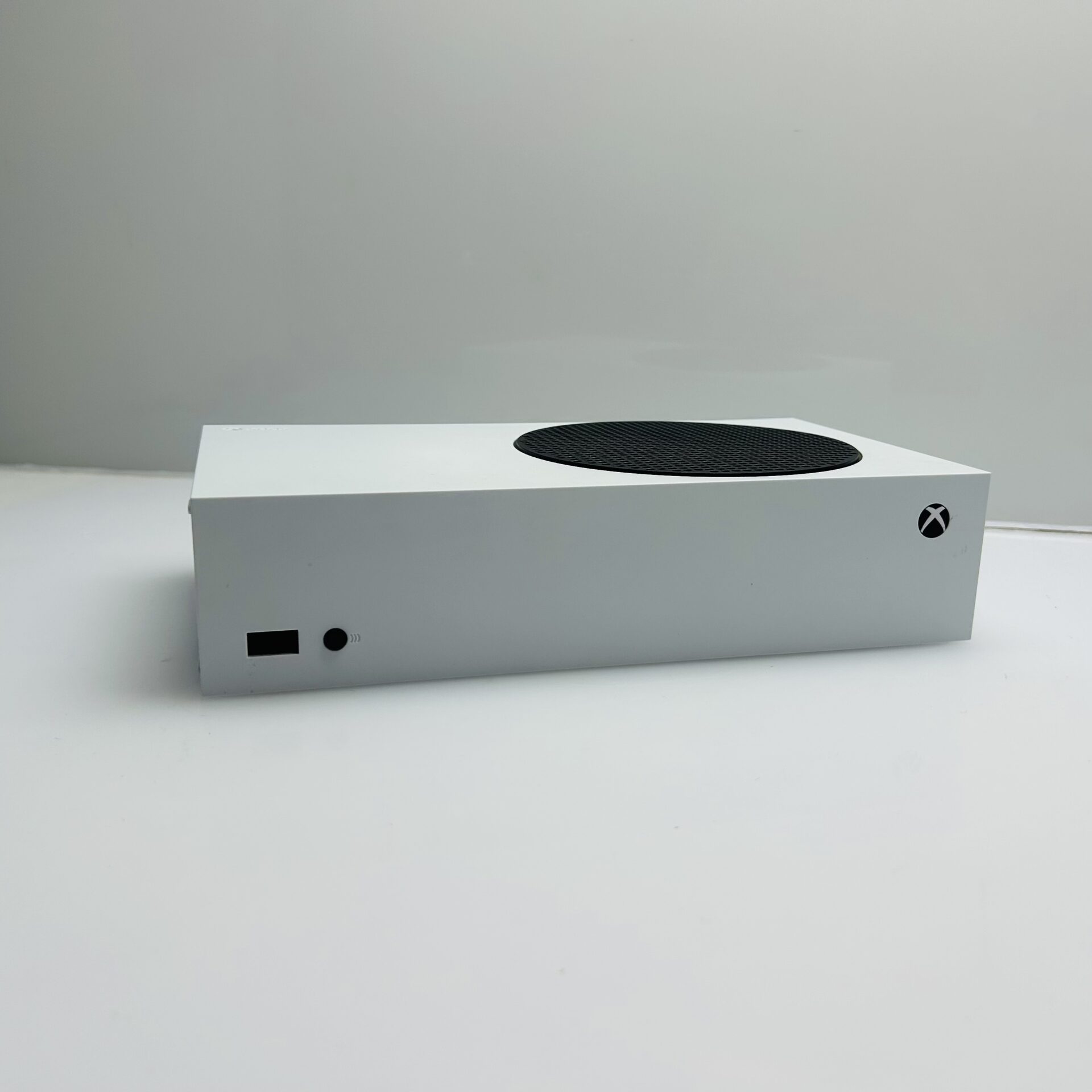Xbox Series S 512GB White + 1 Controllers + 1 Power Cable + 1 HDMI Cable (Grade A) Mint Condition - Image 4