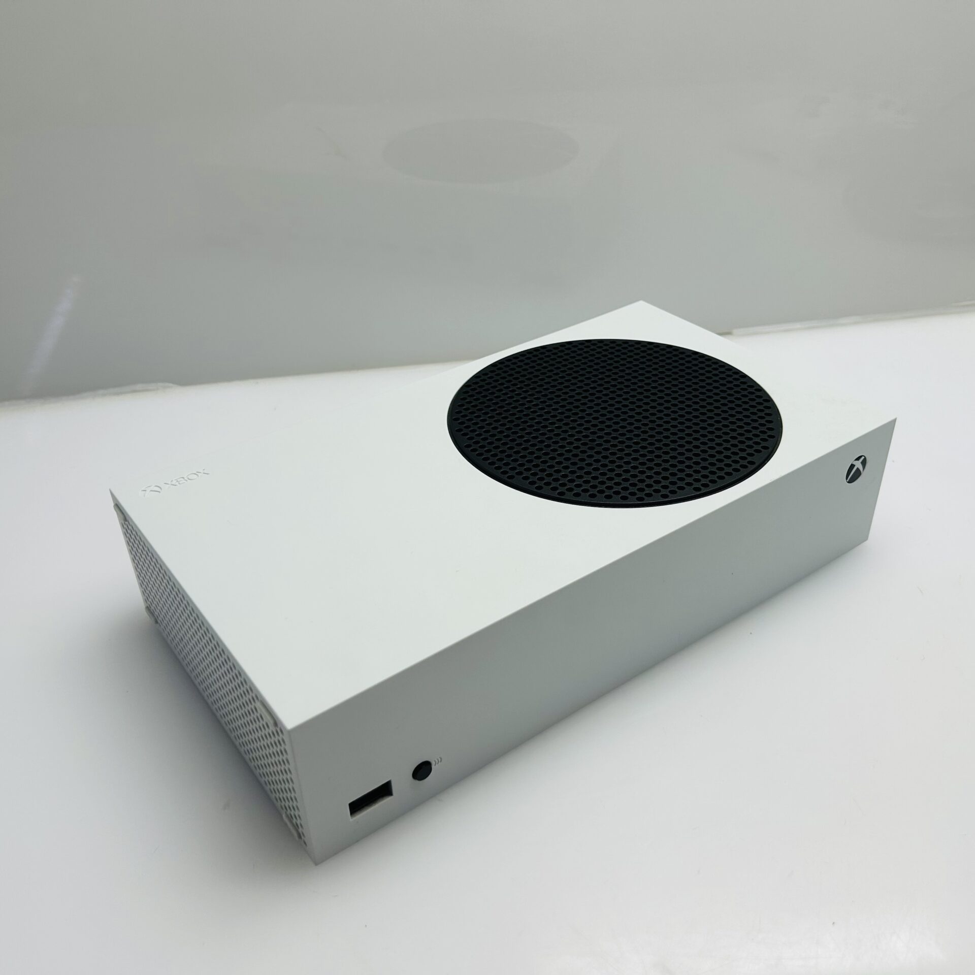 Xbox Series S 512GB White + 1 Controllers + 1 Power Cable + 1 HDMI Cable (Grade A) Mint Condition - Image 5