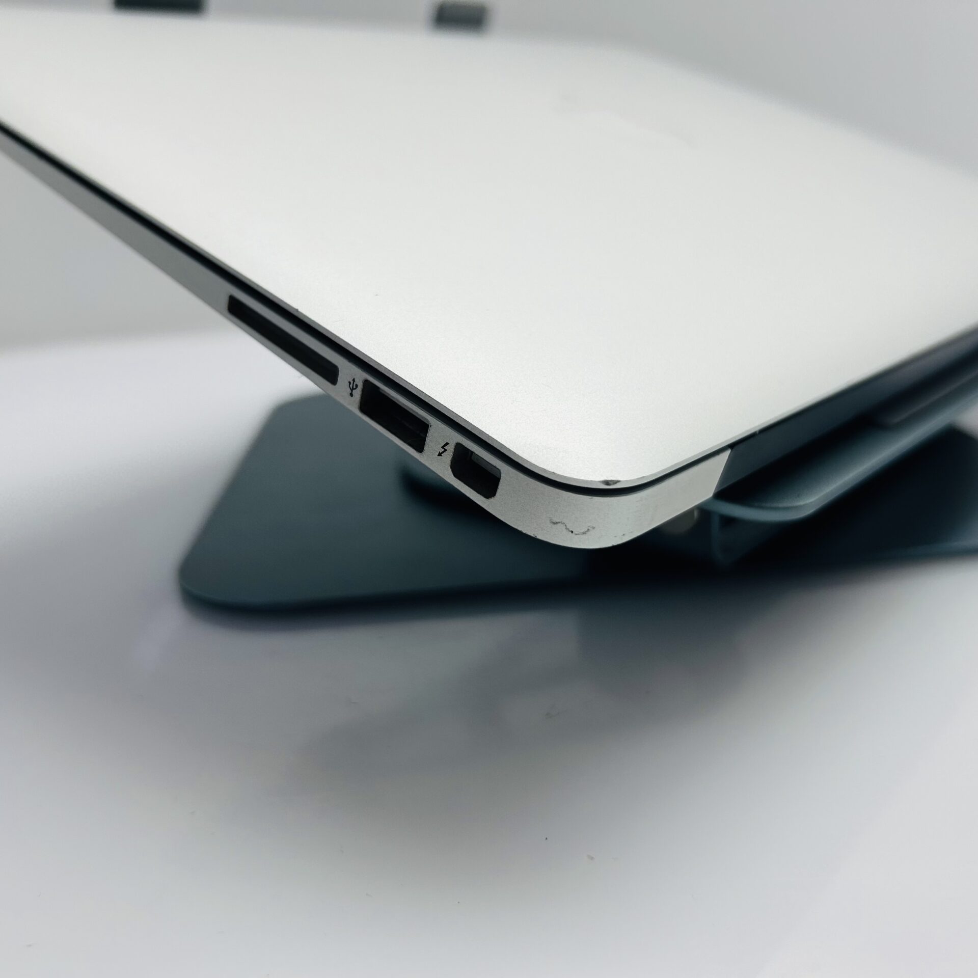 Apple Macbook Air 13-inch “Core i5” 1.8GHz (2017) 8GB RAM 128GB