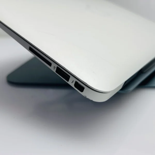 Apple Macbook Air 13-inch “Core i5” 1.8GHz (2017) 8GB RAM 128GB