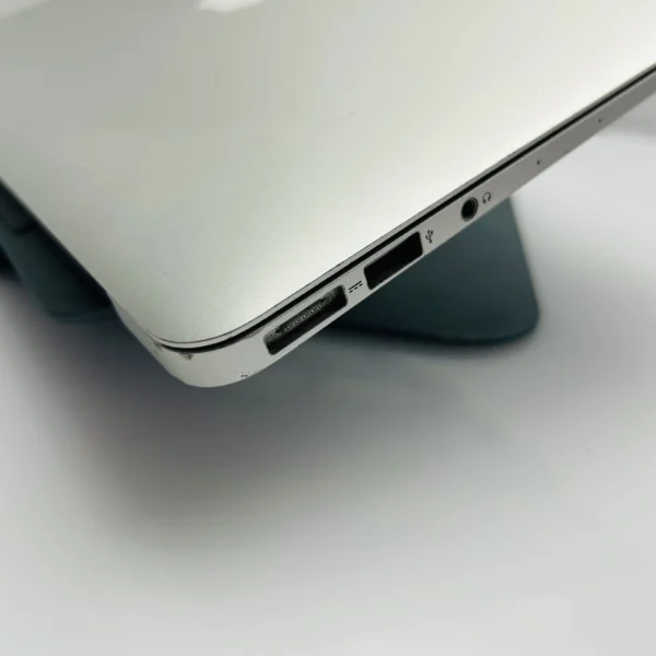Apple Macbook Air 13-inch “Core i5” 1.8GHz (2017) 8GB RAM 128GB