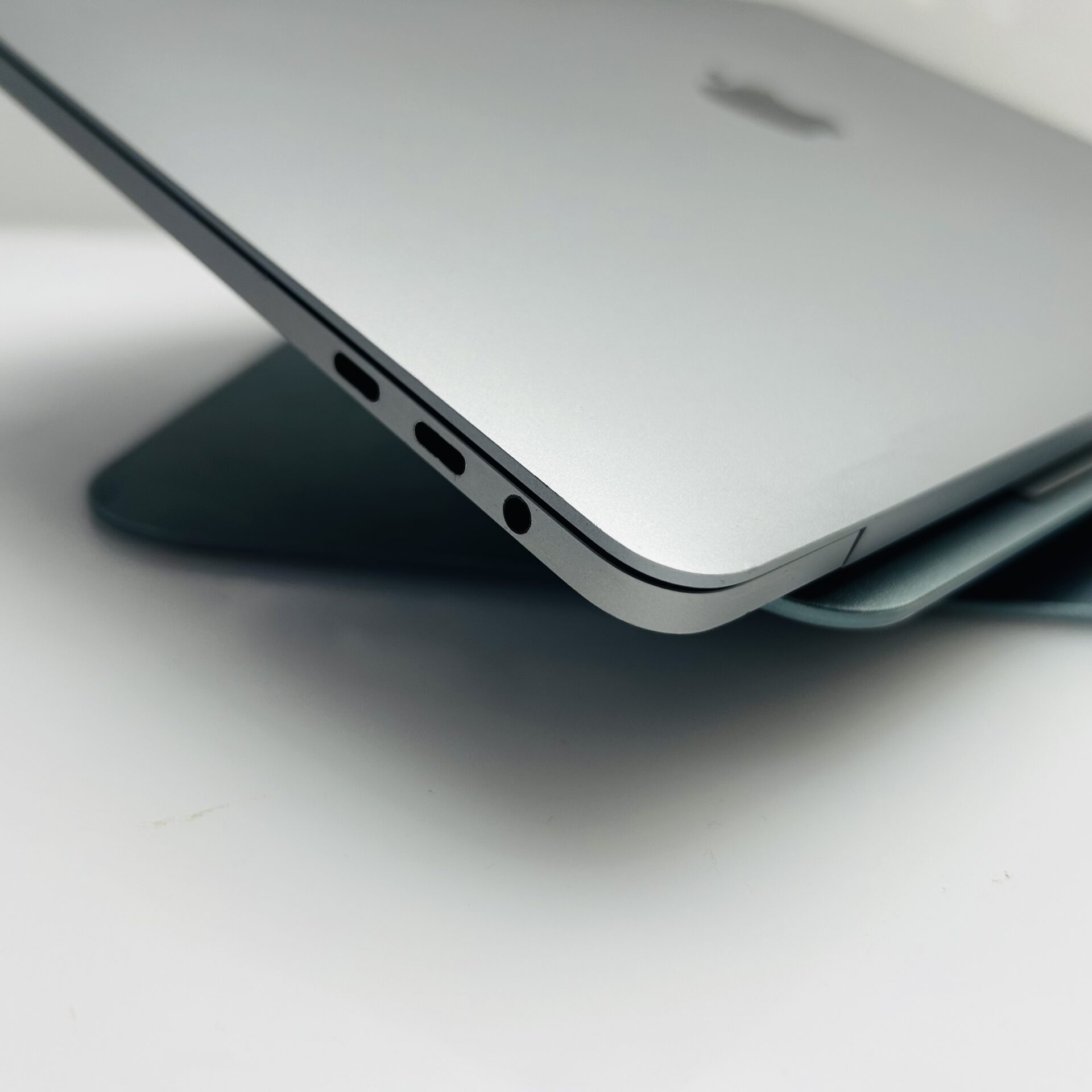 Macbook Pro 13-inch “Core i5″ 2.9GHz (Late 2016) 8GB RAM 512GB SSD