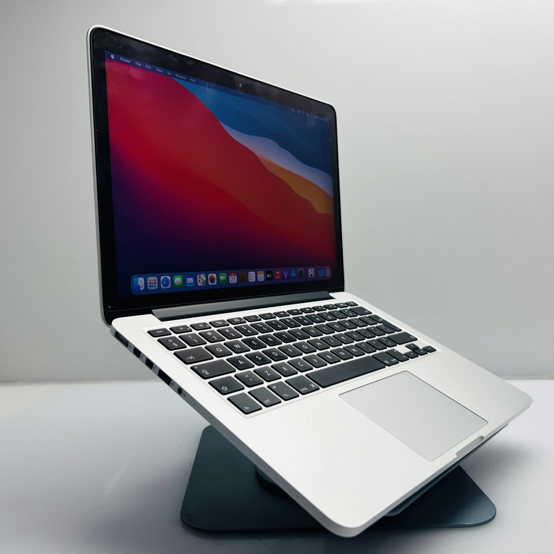 Apple MacBook Pro 13-Inch “Core i5” 2.7GHz (Early 2015) 8GB RAM 256GB SSD Silver – (Grade B) - Image 3