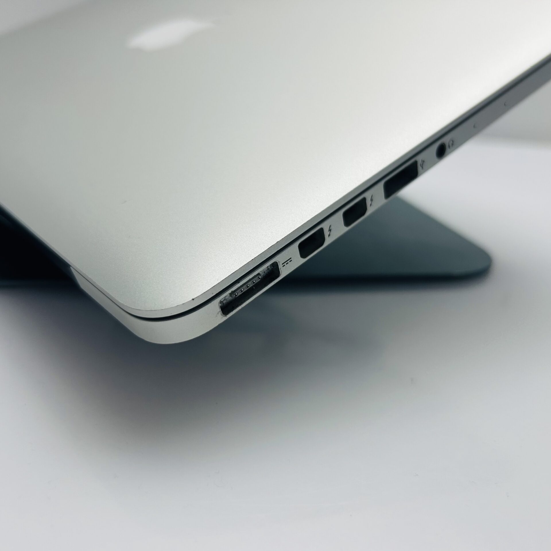 Apple MacBook Pro 13-Inch “Core i5” 2.7GHz (Early 2015) 8GB RAM 256GB SSD Silver – (Grade B) - Image 8
