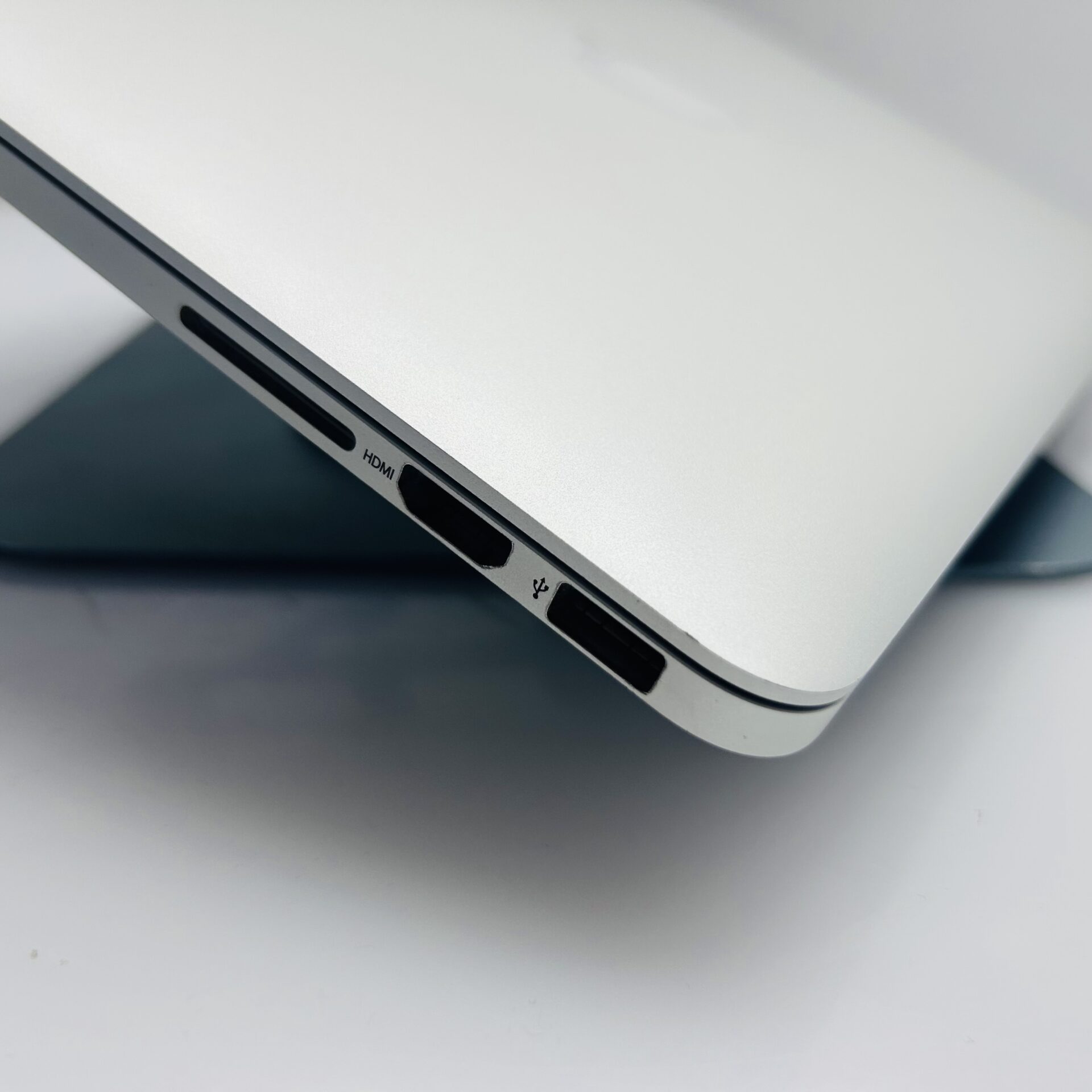 Apple MacBook Pro 13-Inch “Core i5” 2.7GHz (Early 2015) 8GB RAM 256GB SSD Silver – (Grade B) - Image 9