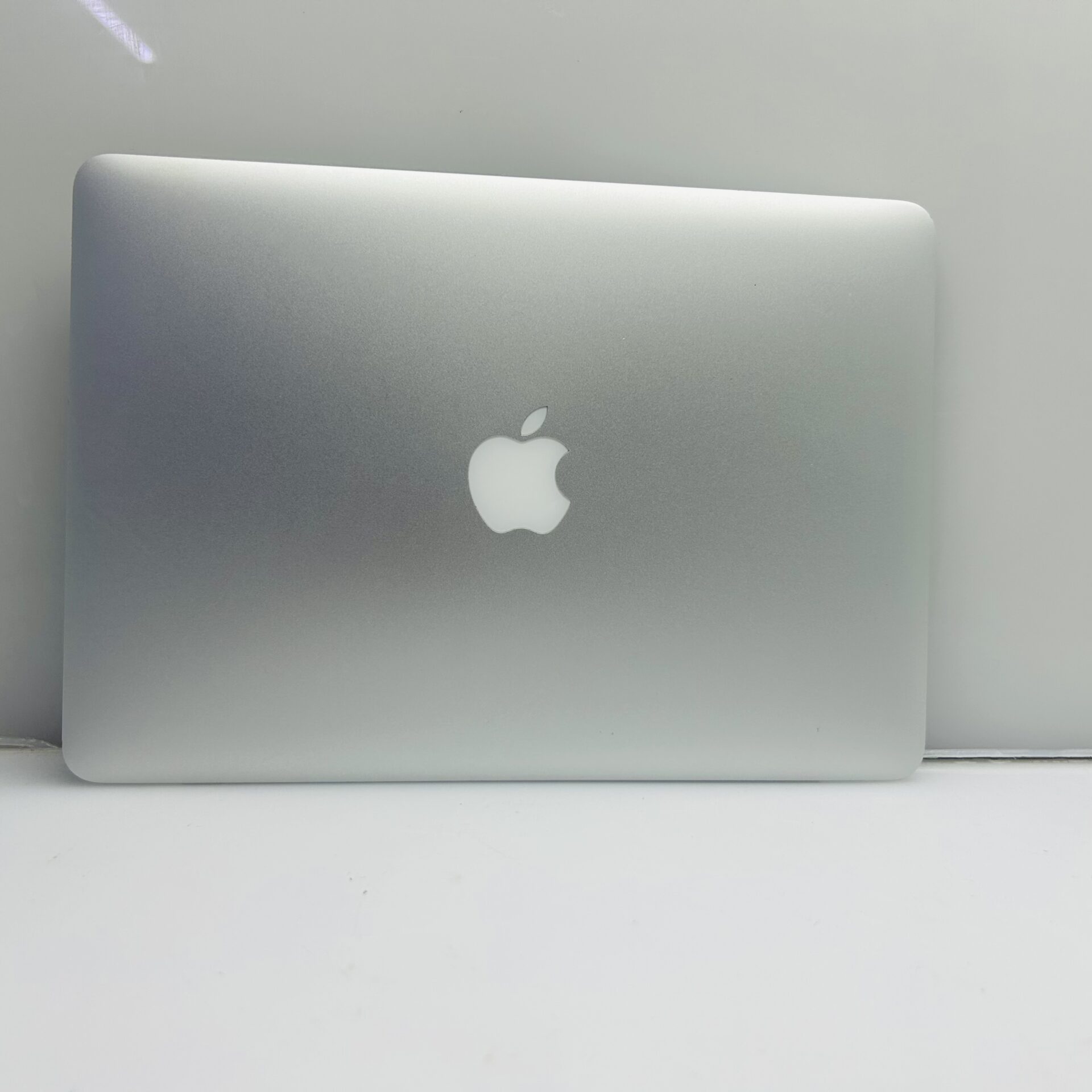 Apple MacBook Pro 13-Inch “Core i5” 2.7GHz (Early 2015) 8GB RAM 256GB SSD Silver – (Grade B) - Image 2