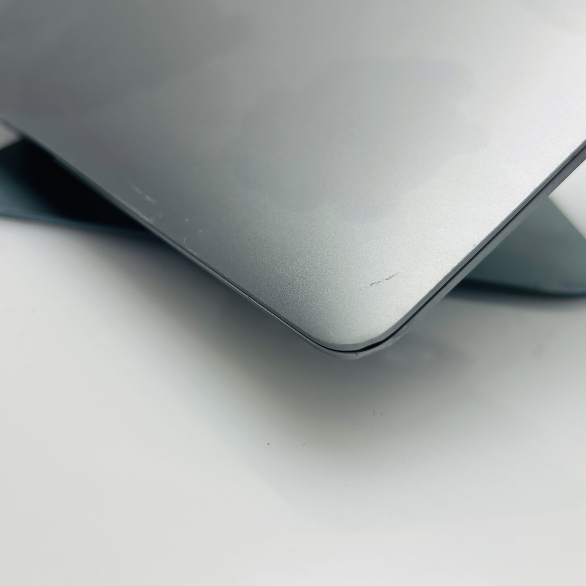 Apple MacBook Air “M1” 13-Inch 8CPU/7 GPU (2020) 8GB RAM 256GB SSD Space Gray (Grade B) - Cracked LCD Panel - Image 6