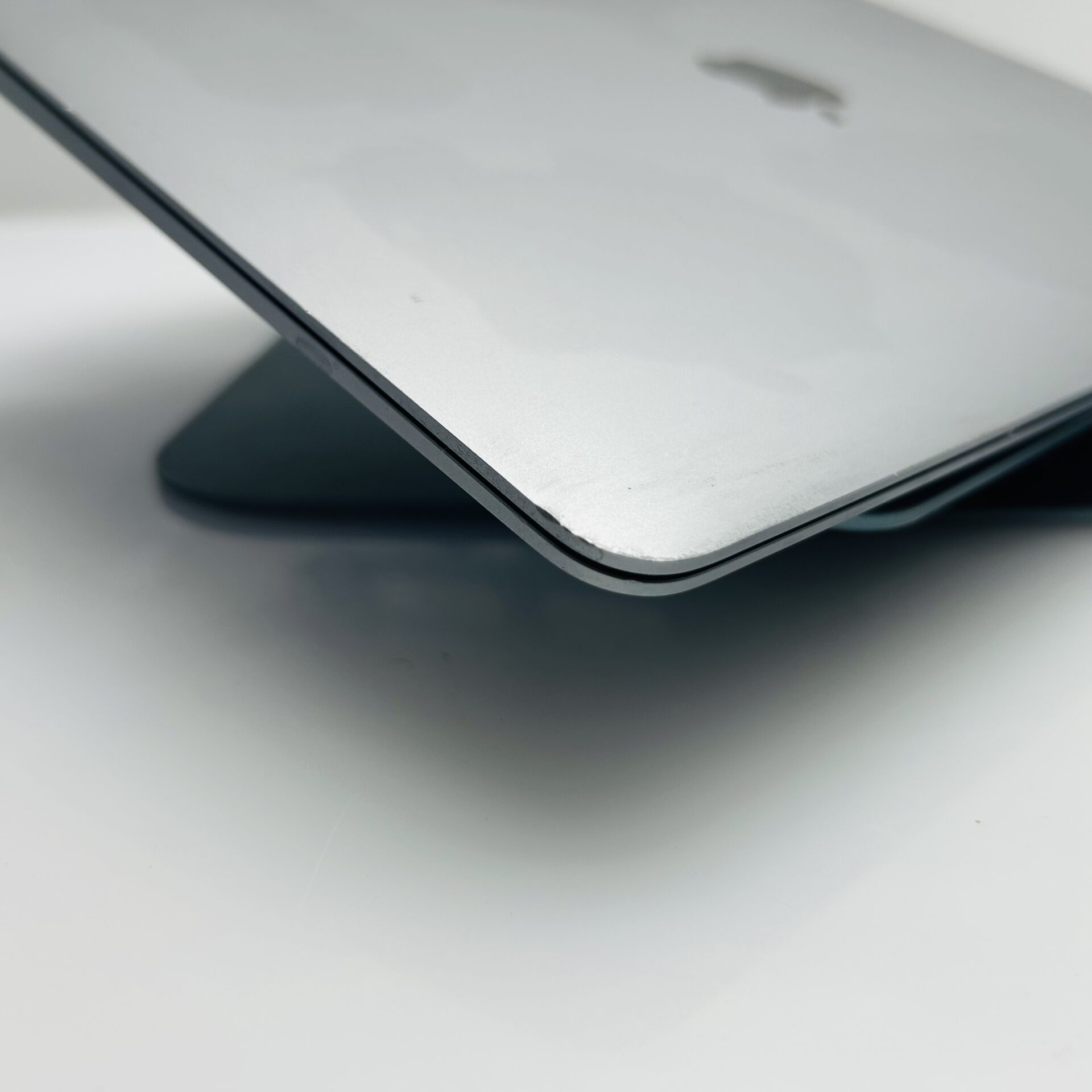 Apple MacBook Air “M1” 13-Inch 8CPU/7 GPU (2020) 8GB RAM 256GB SSD Space Gray (Grade B) - Cracked LCD Panel - Image 7