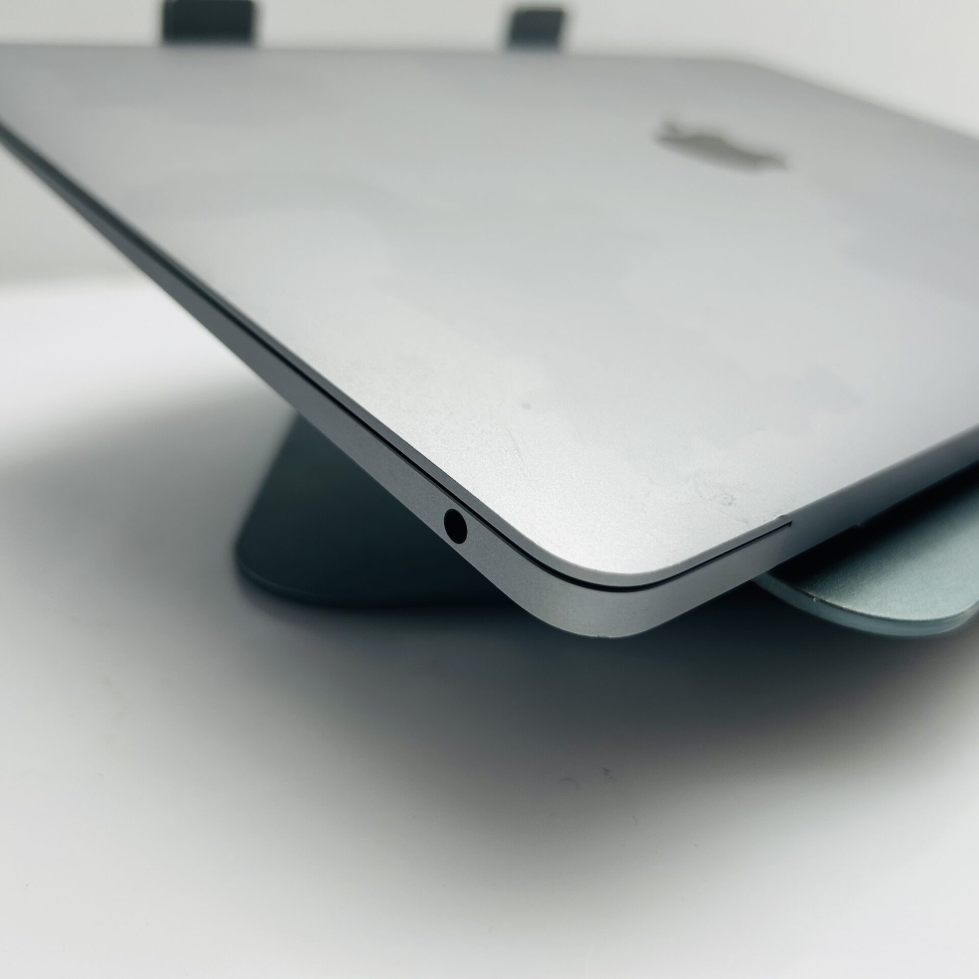 Apple MacBook Air “M1” 13-Inch 8CPU/7 GPU (2020) 8GB RAM 256GB SSD Space Gray (Grade B) - Cracked LCD Panel - Image 8