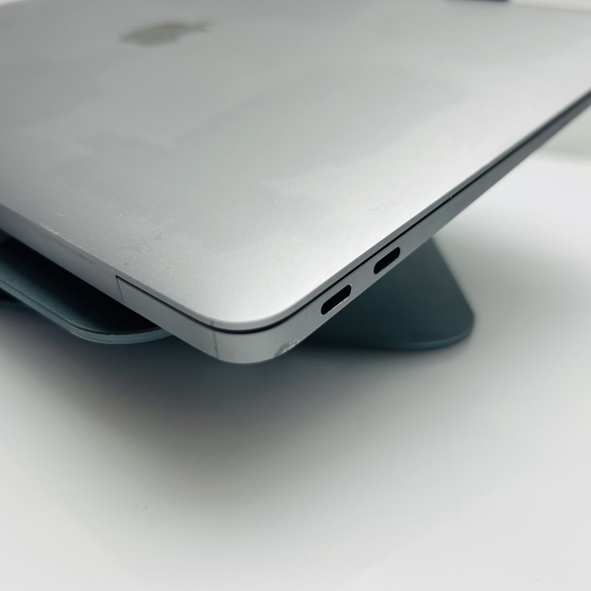 Apple MacBook Air “M1” 13-Inch 8CPU/7 GPU (2020) 8GB RAM 256GB SSD Space Gray (Grade B) - Cracked LCD Panel - Image 9