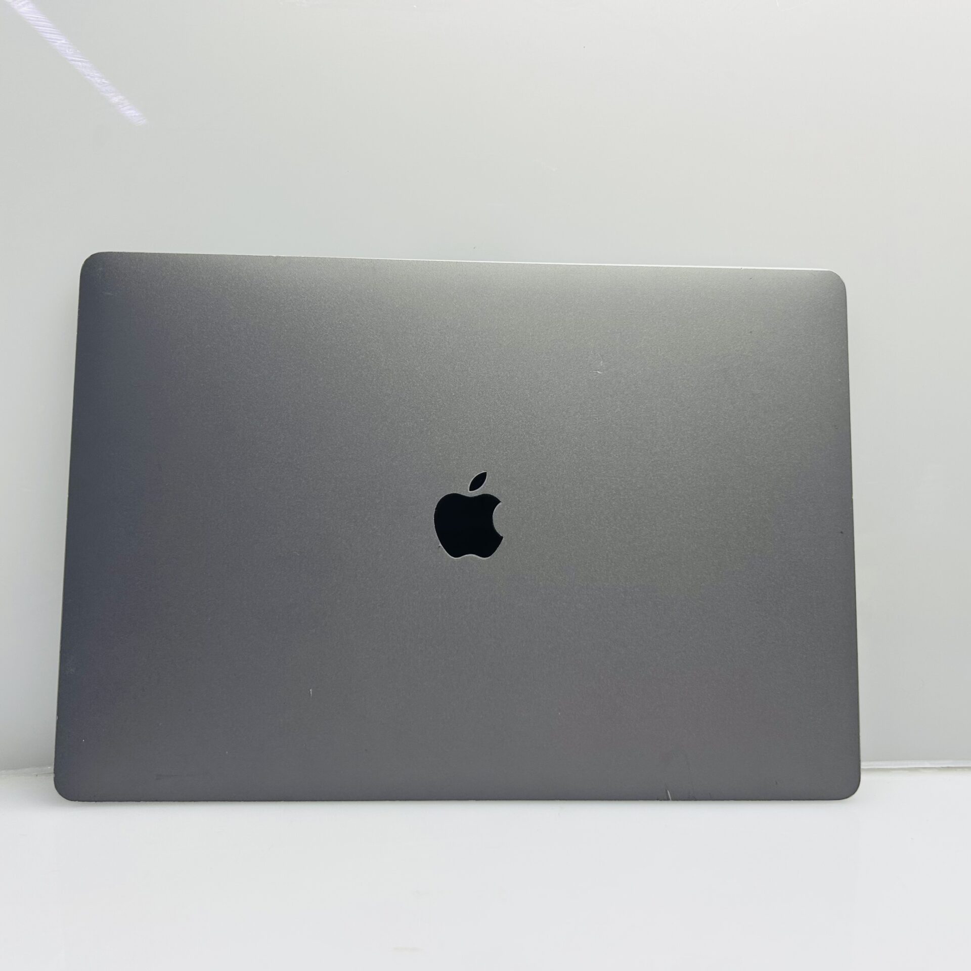 Apple Macbook Pro 15-inch “Core i9” 2.30GHz (TouchBar/2019) 16GB
