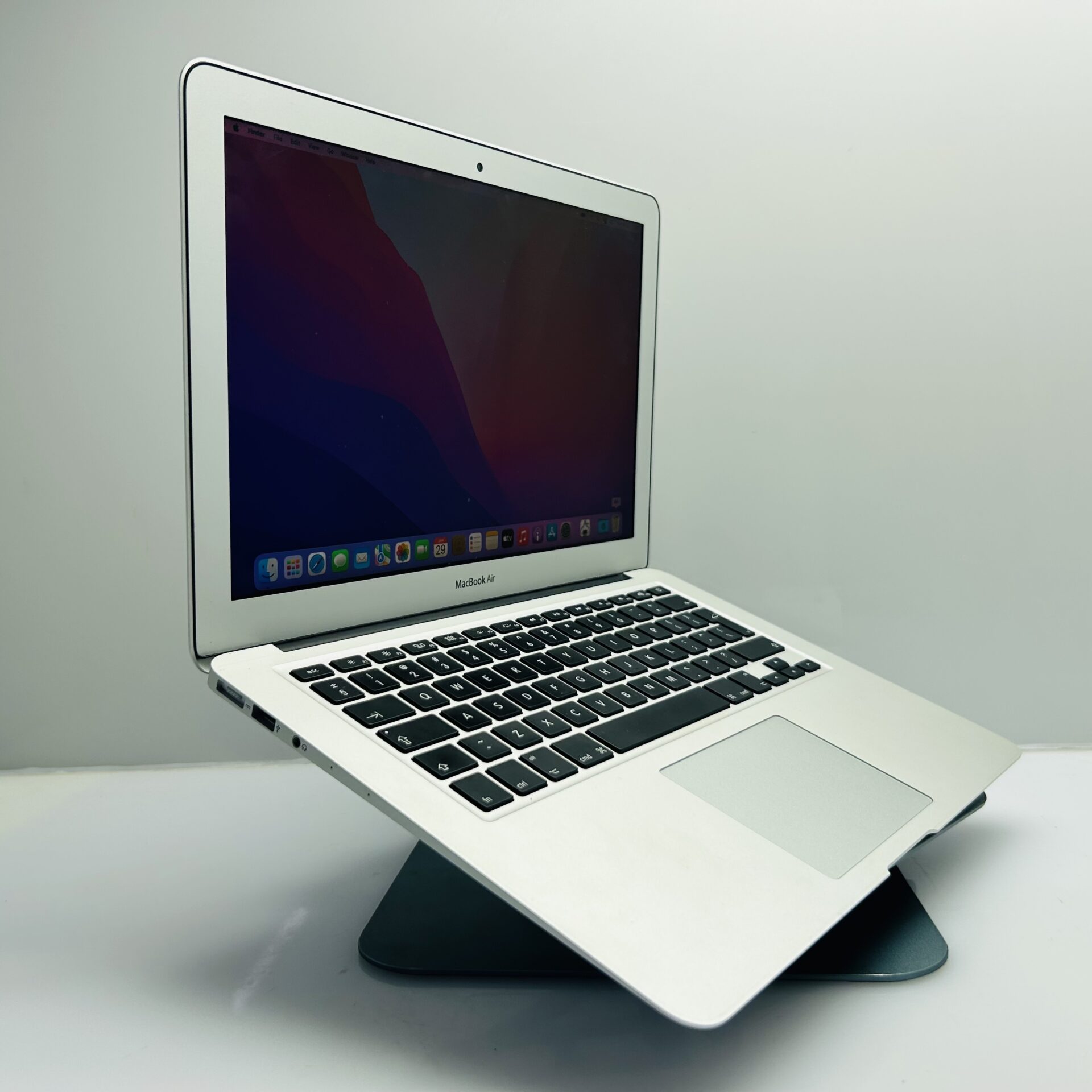 Apple MacBook Air 13-inch “Core i5” 1.60GHz (Early 2015) 8GB RAM 128GB SSD Silver (Grade B) - Image 3