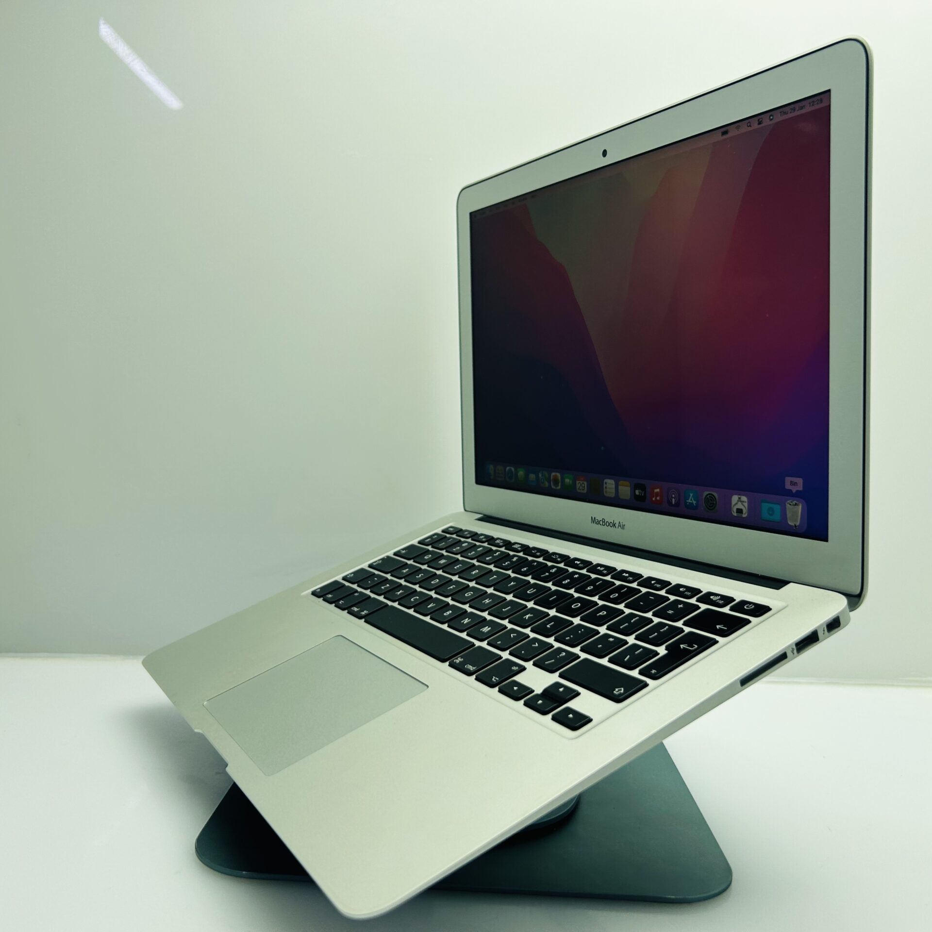 Apple MacBook Air 13-inch “Core i5” 1.60GHz (Early 2015) 8GB RAM 128GB SSD Silver (Grade B) - Image 5