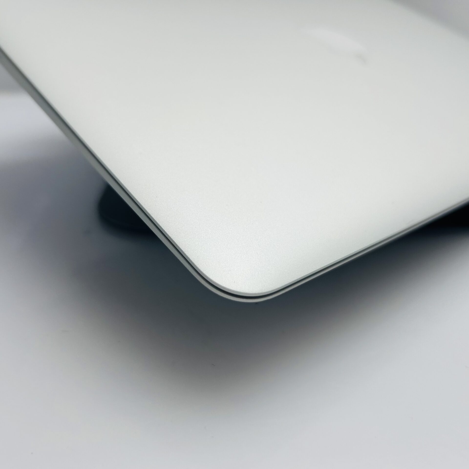 Apple MacBook Air 13-inch “Core i5” 1.60GHz (Early 2015) 8GB RAM 128GB SSD Silver (Grade B) - Image 7