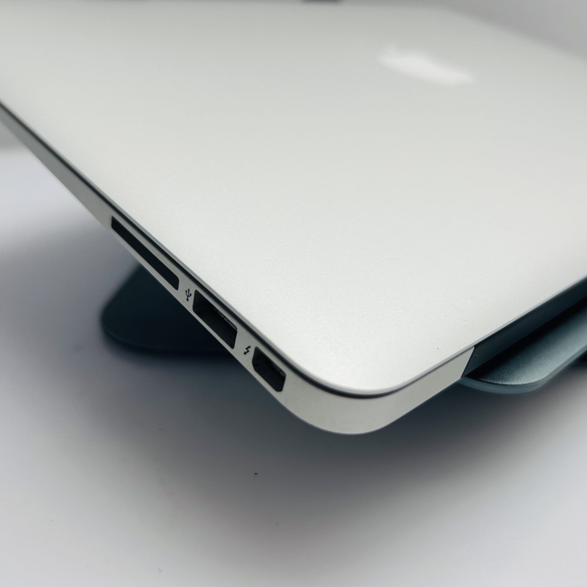 Apple MacBook Air 13-inch “Core i5” 1.60GHz (Early 2015) 8GB RAM 128GB SSD Silver (Grade B) - Image 8