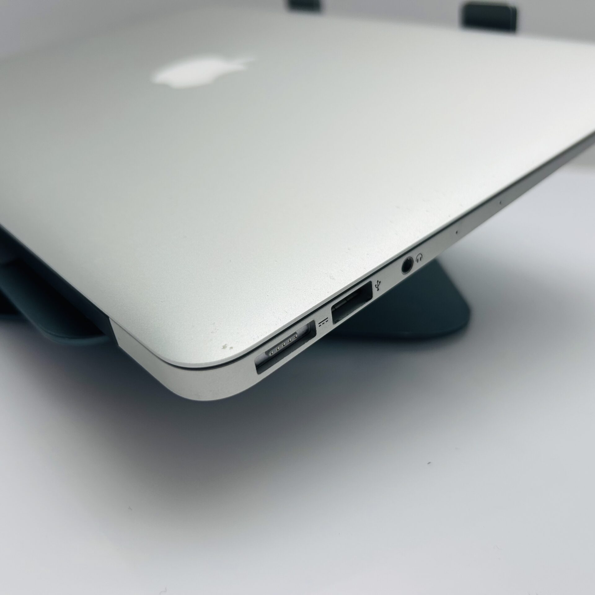 Apple MacBook Air 13-inch “Core i5” 1.60GHz (Early 2015) 8GB RAM 128GB SSD Silver (Grade B) - Image 9