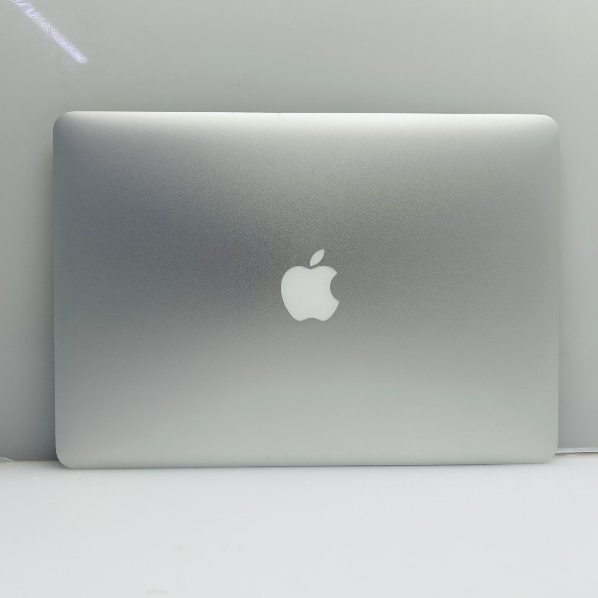Apple MacBook Air 13-inch “Core i5” 1.60GHz (Early 2015) 8GB RAM 128GB SSD Silver (Grade B) - Image 2