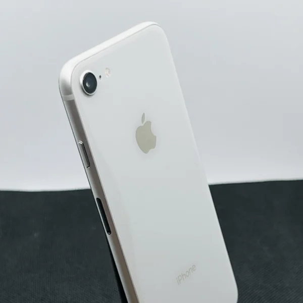 Apple iPhone 8 ホワイト 64GB SIMフリー Apple iPhone 8 64GB Silver (Grade B) - Minor Bright Spots | Epic