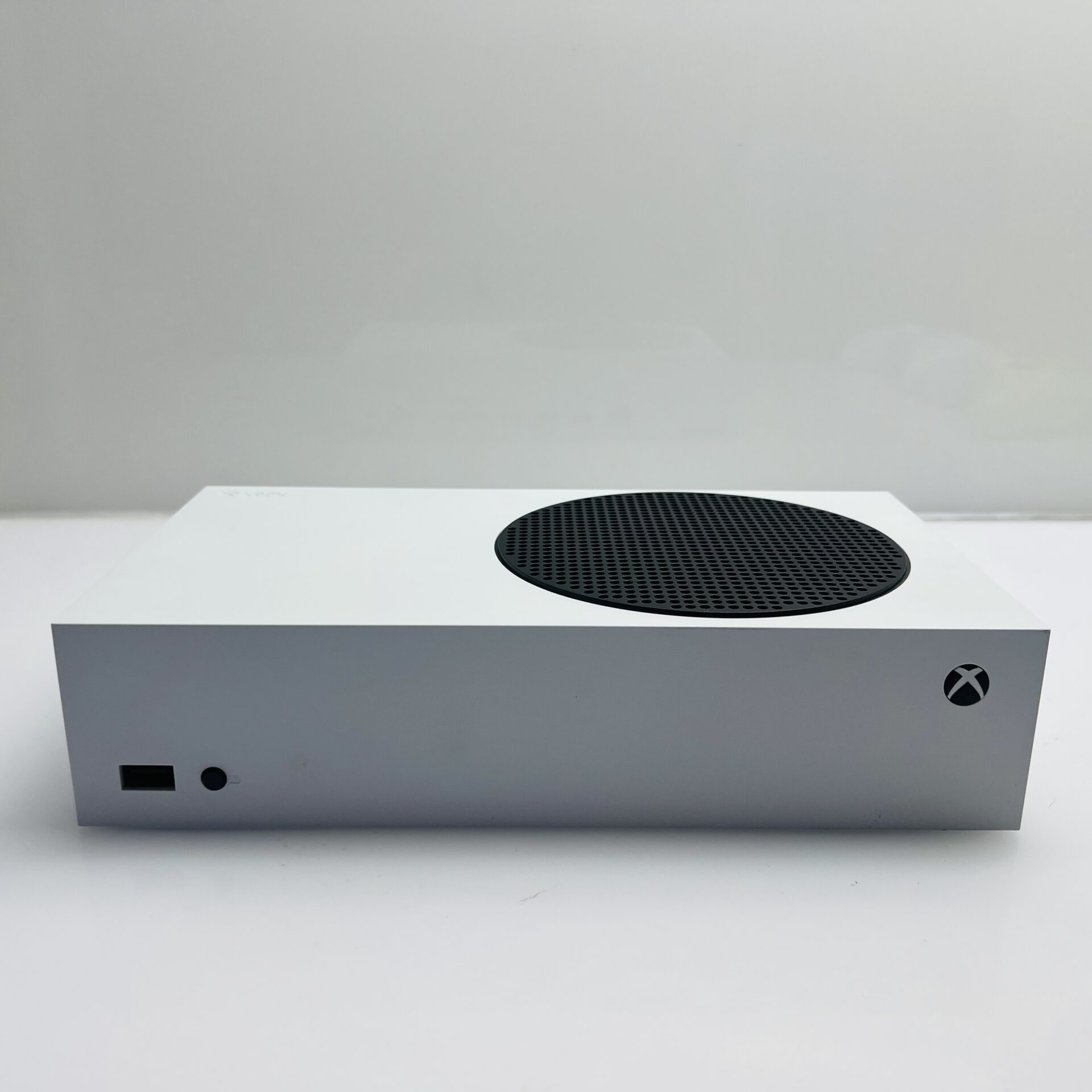 Xbox Series S 512GB White + 2 Controllers + 1 Power Cable + 1 HDMI Cable (Grade B) - Image 3