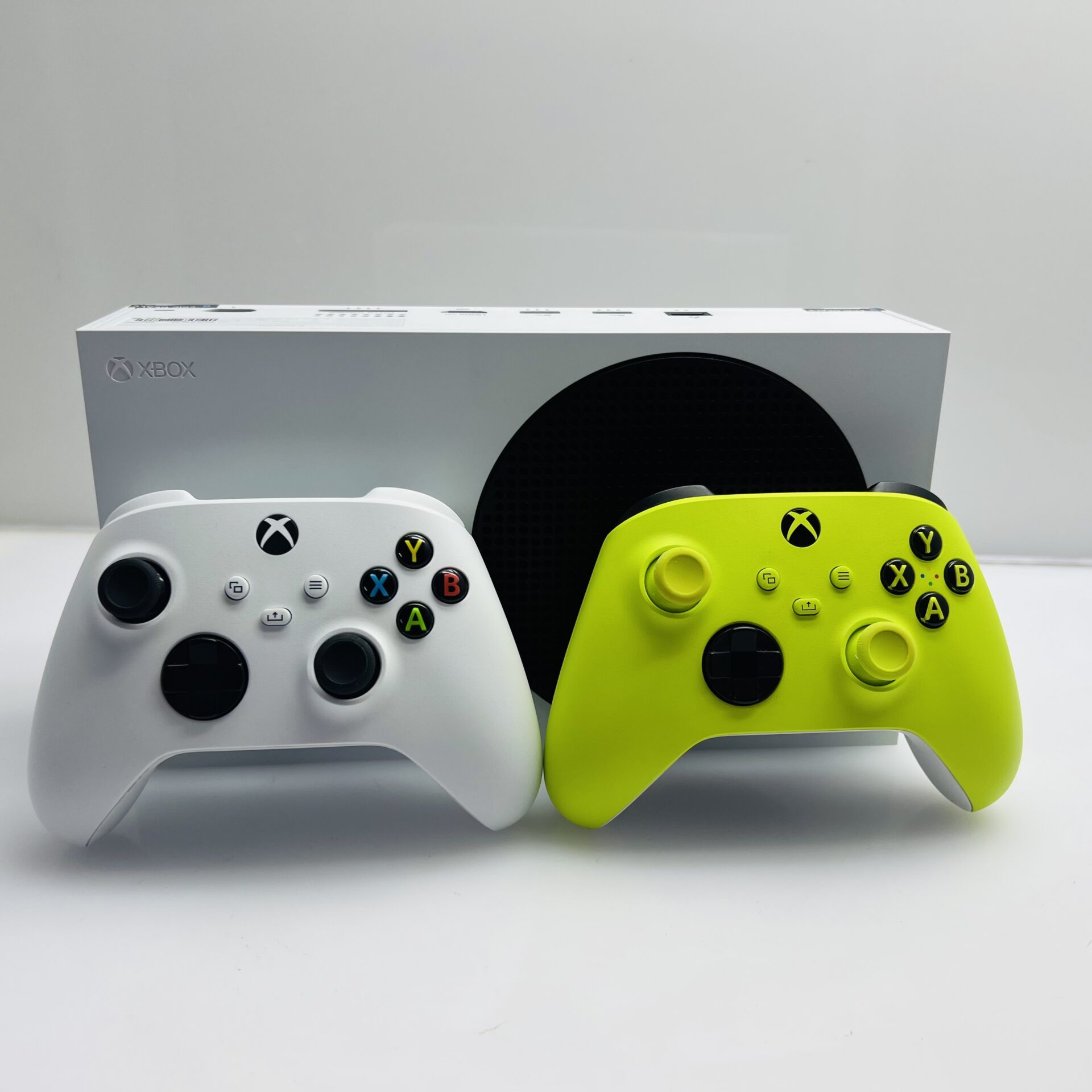 Xbox Series S 512GB White + 2 Controllers + 1 Power Cable + 1 HDMI Cable (Grade B) - Image 8