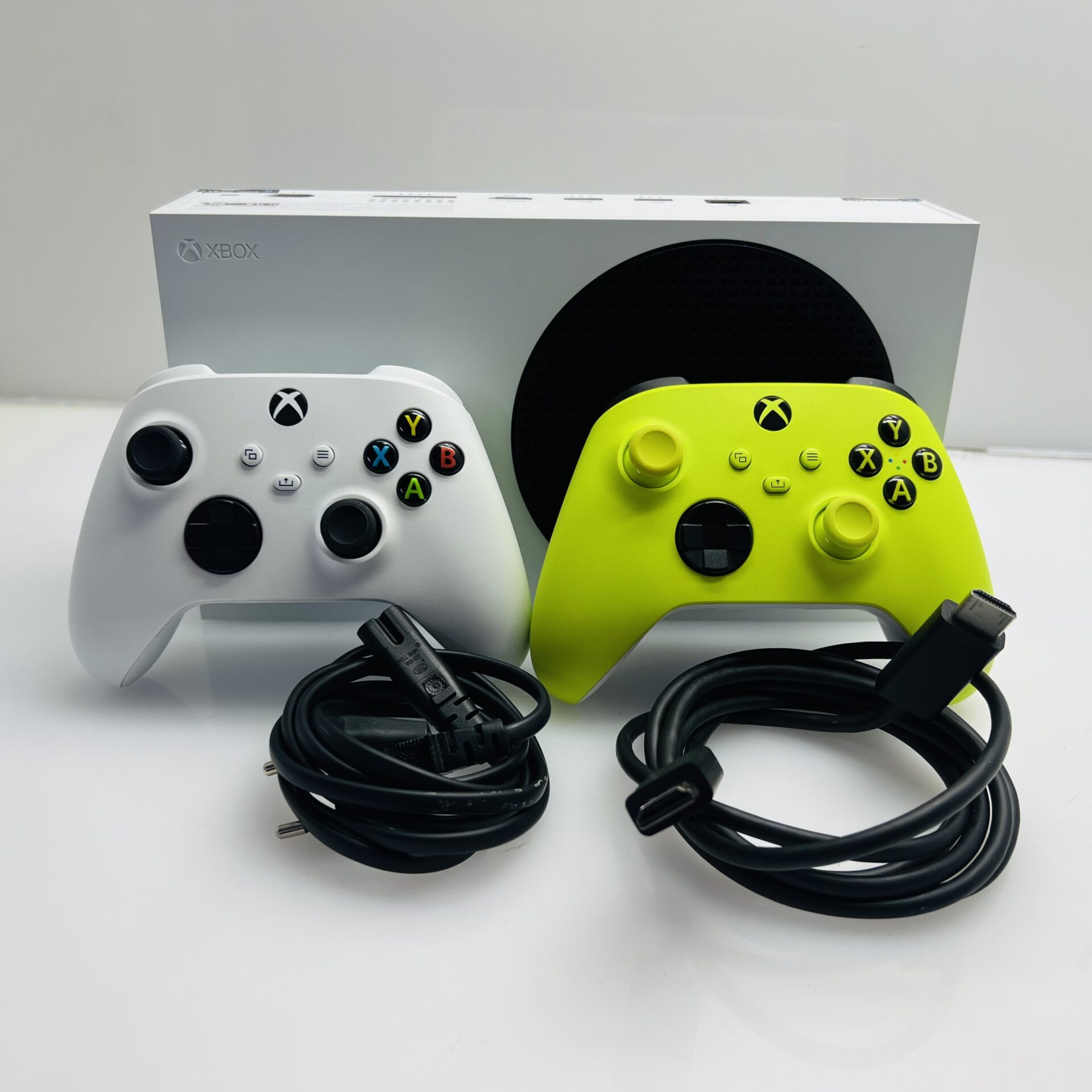 Xbox Series S 512GB White + 2 Controllers + 1 Power Cable + 1 HDMI Cable (Grade B) - Image 9