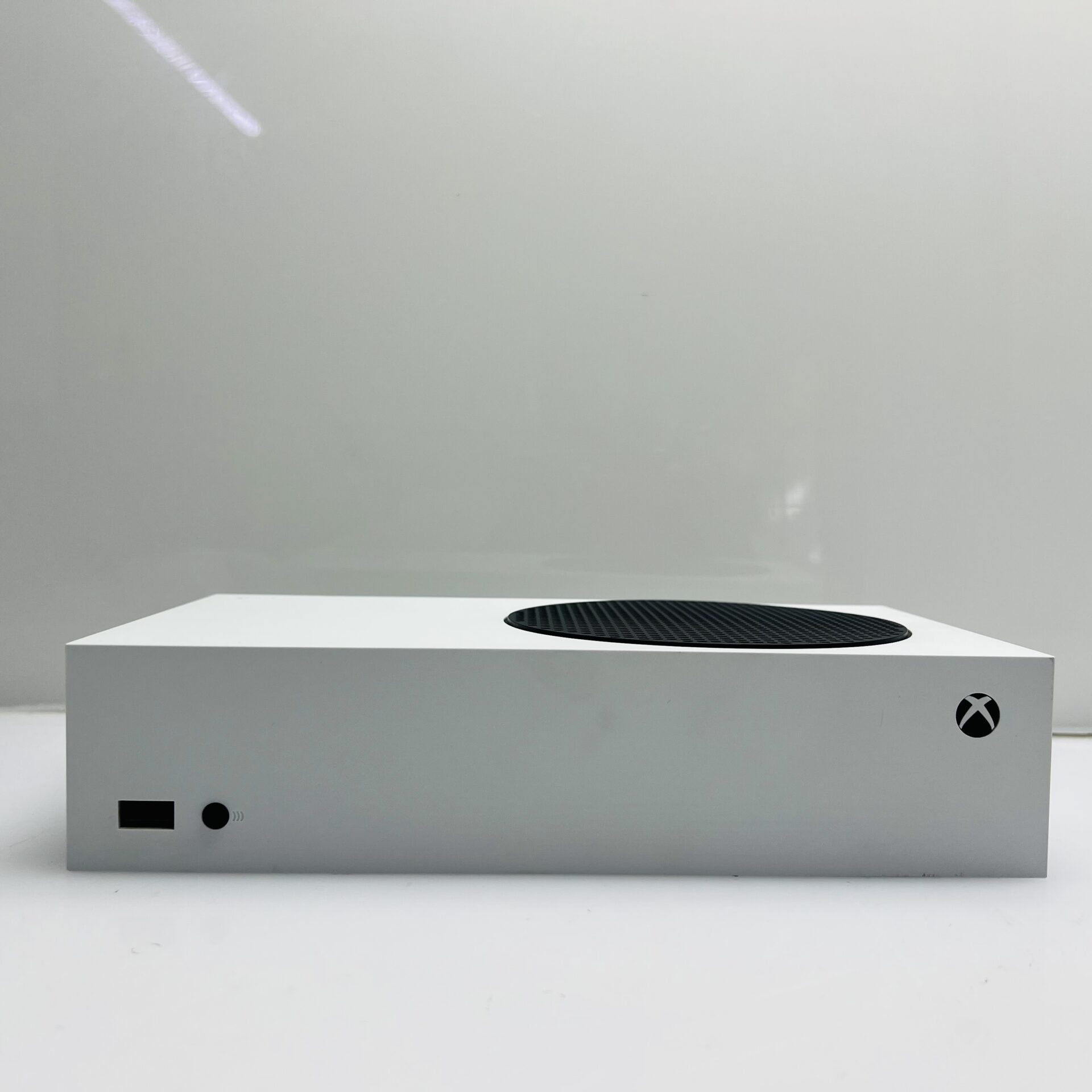 Xbox Series S 512GB White + 2 Controllers + 1 Power Cable + 1 HDMI Cable (Grade B) - Image 4