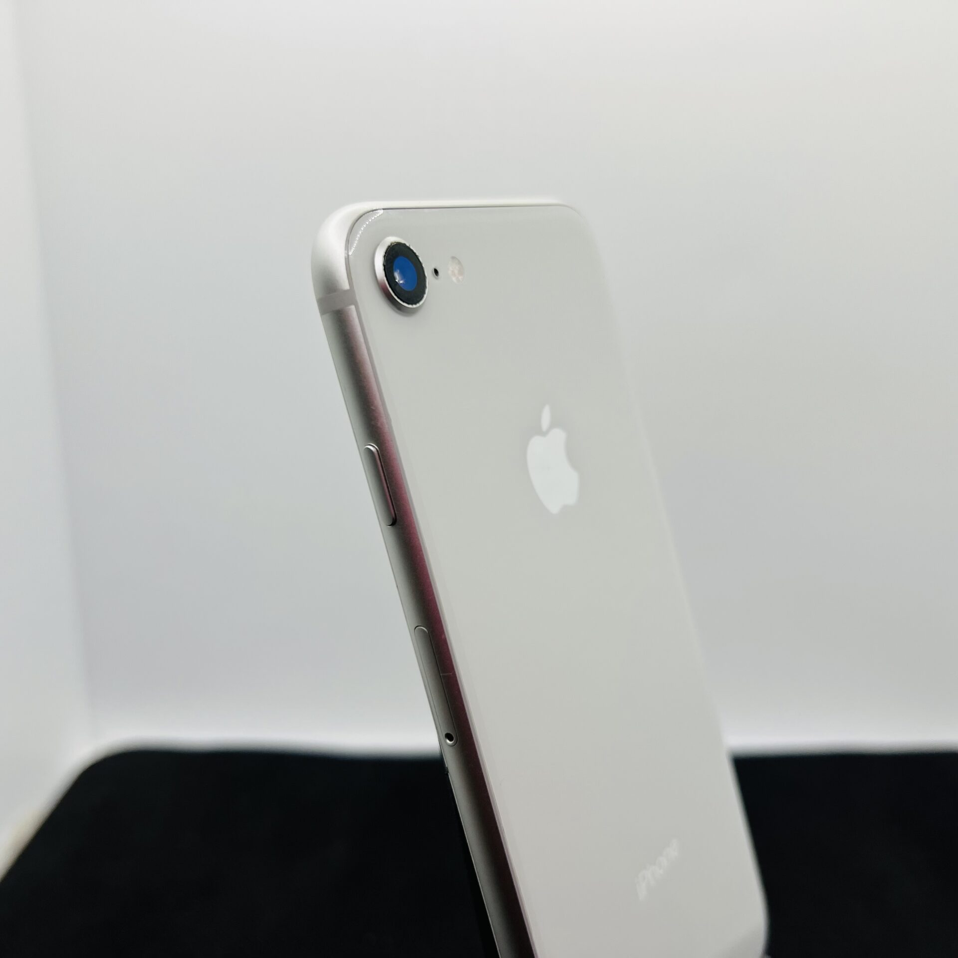 Apple iPhone 8 64GB Silver (Grade B) – Minor Bright Spots | Epic