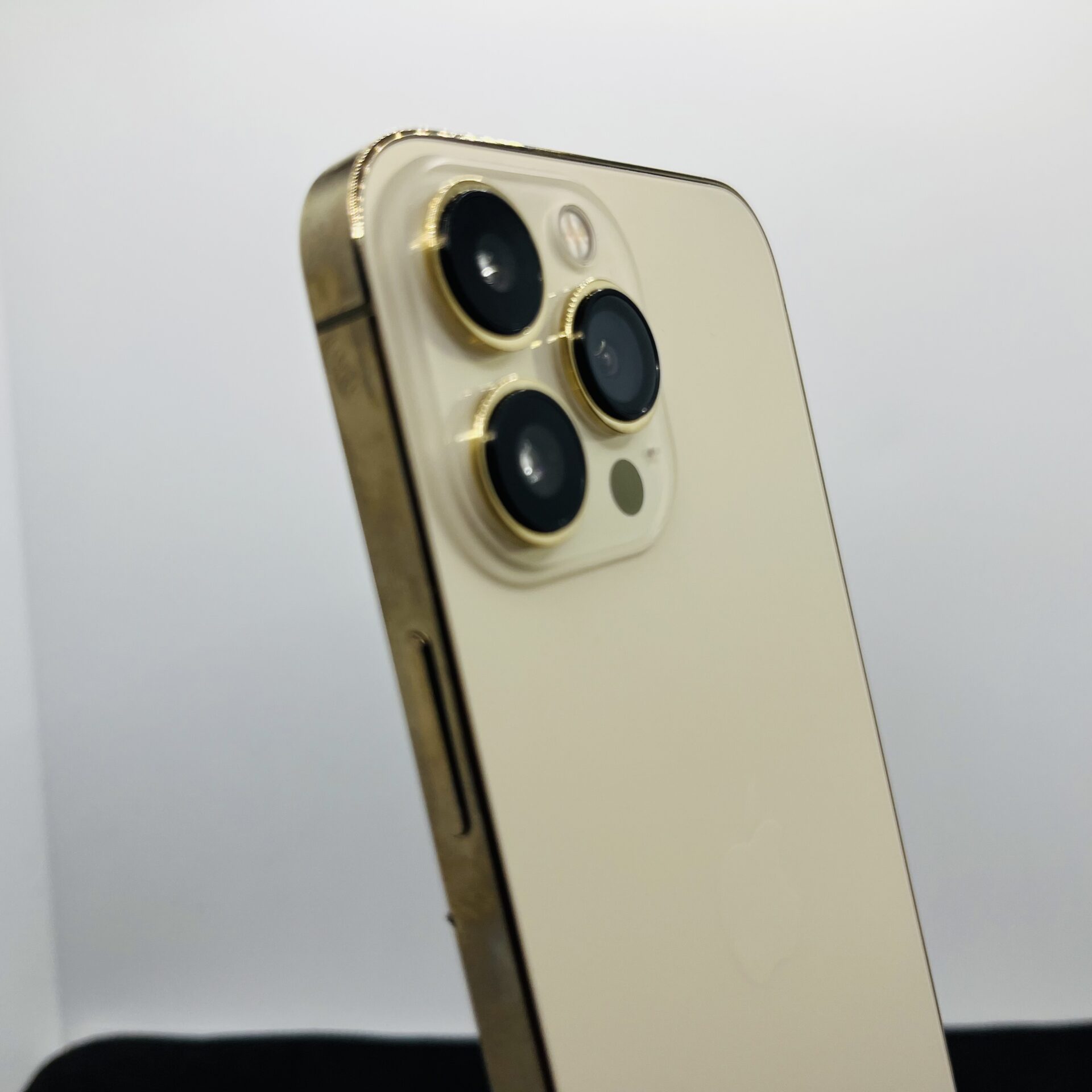 Apple iPhone 13 Pro Max 128GB Gold - (Grade B) - Image 8