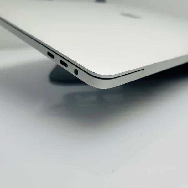 Apple MacBook Pro 16-Inch “Core i7” 2.6GHz (TouchBar/2019) 16GB