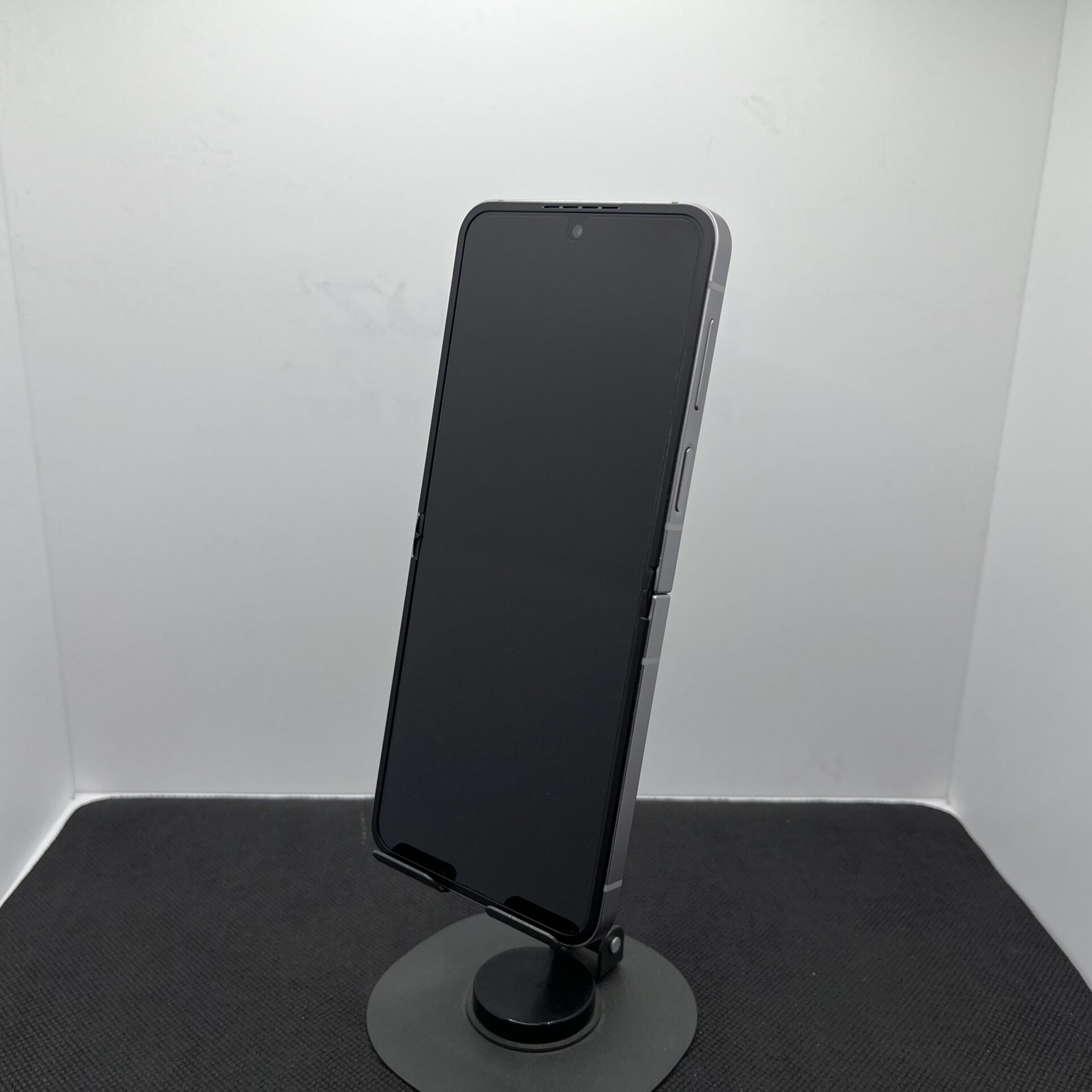 Samsung Galaxy Z Flip 6 256GB - (Grade B) - Image 3