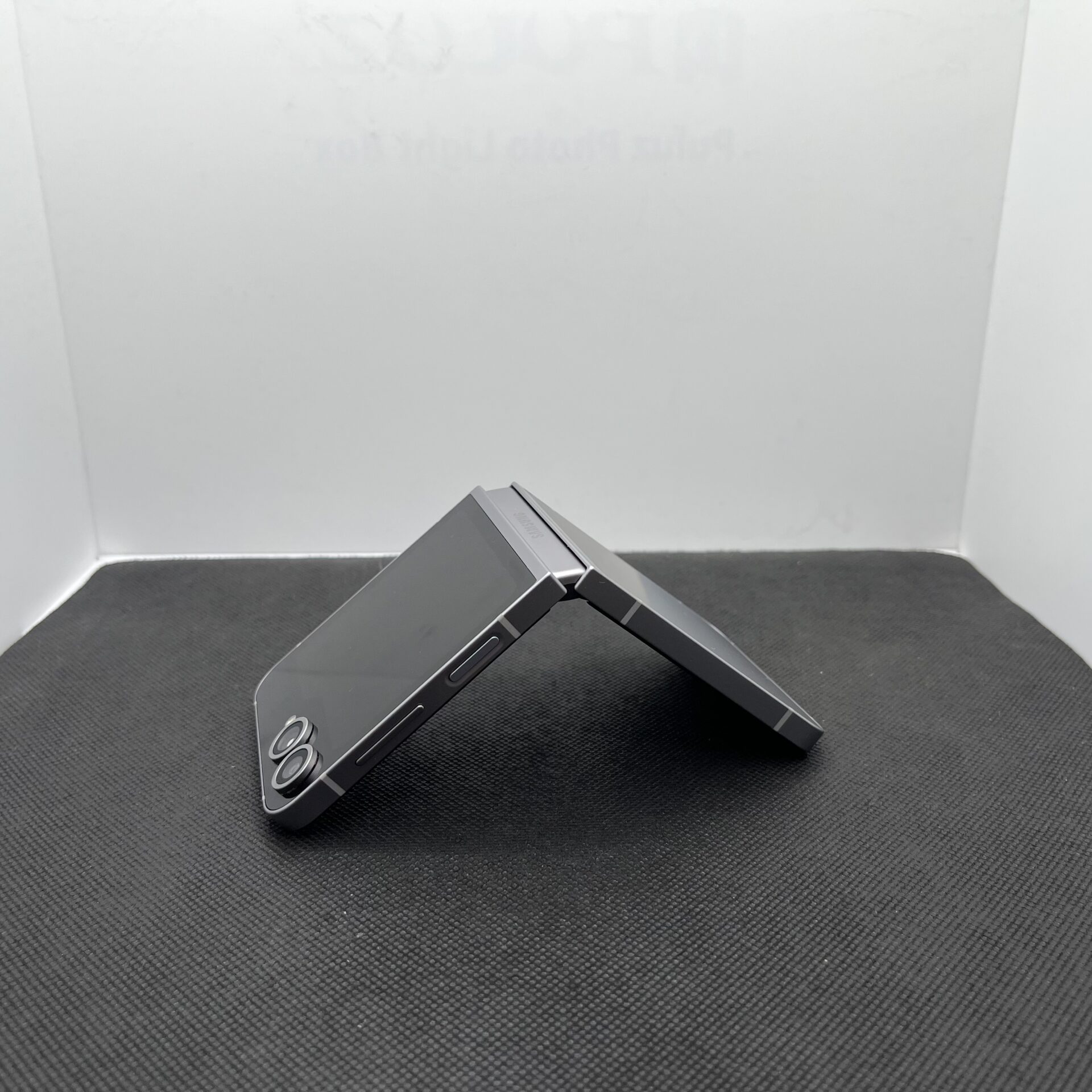 Samsung Galaxy Z Flip 6 256GB - (Grade B) - Image 11
