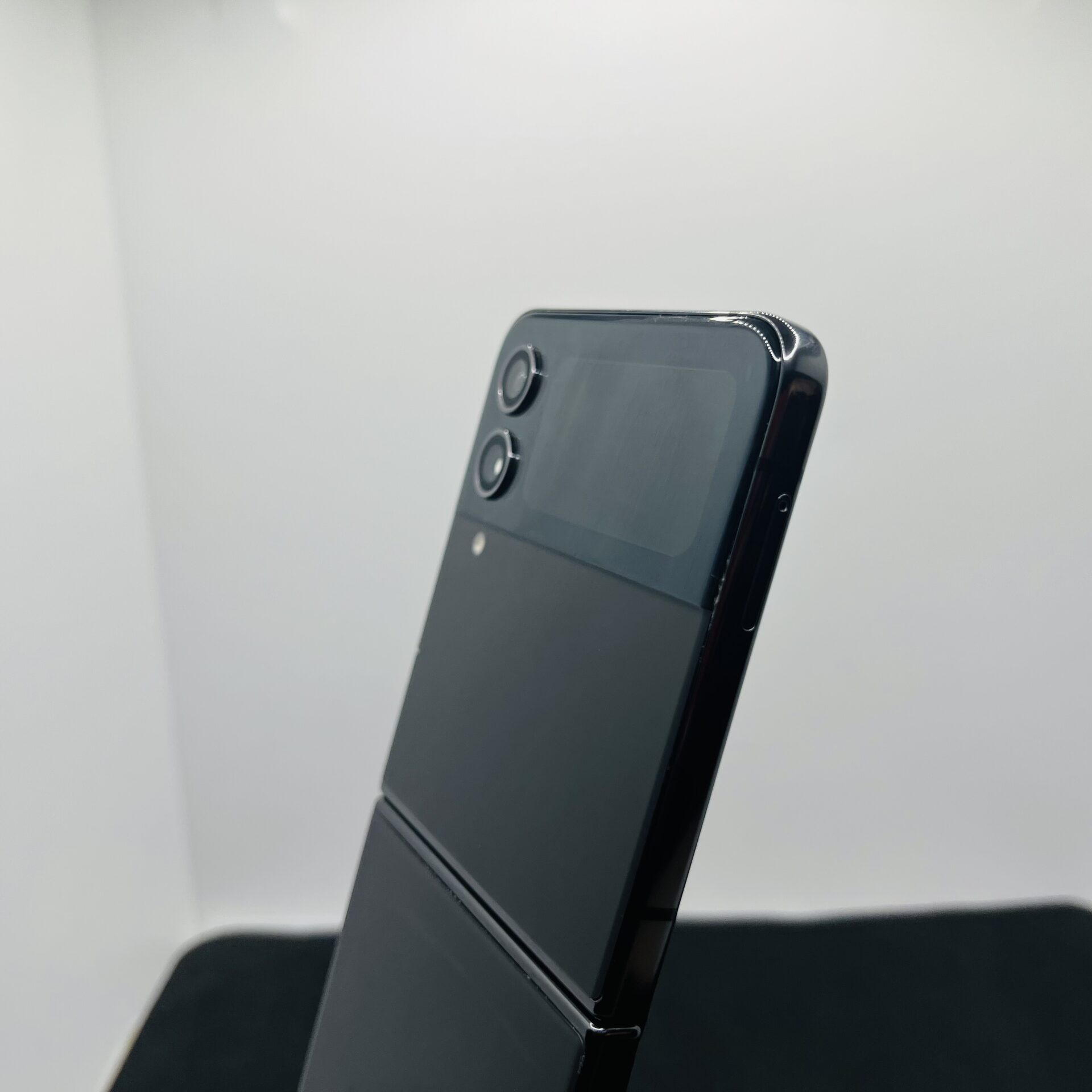 Samsung Galaxy Z Flip 4 256GB Graphite - (Grade B) - Image 8