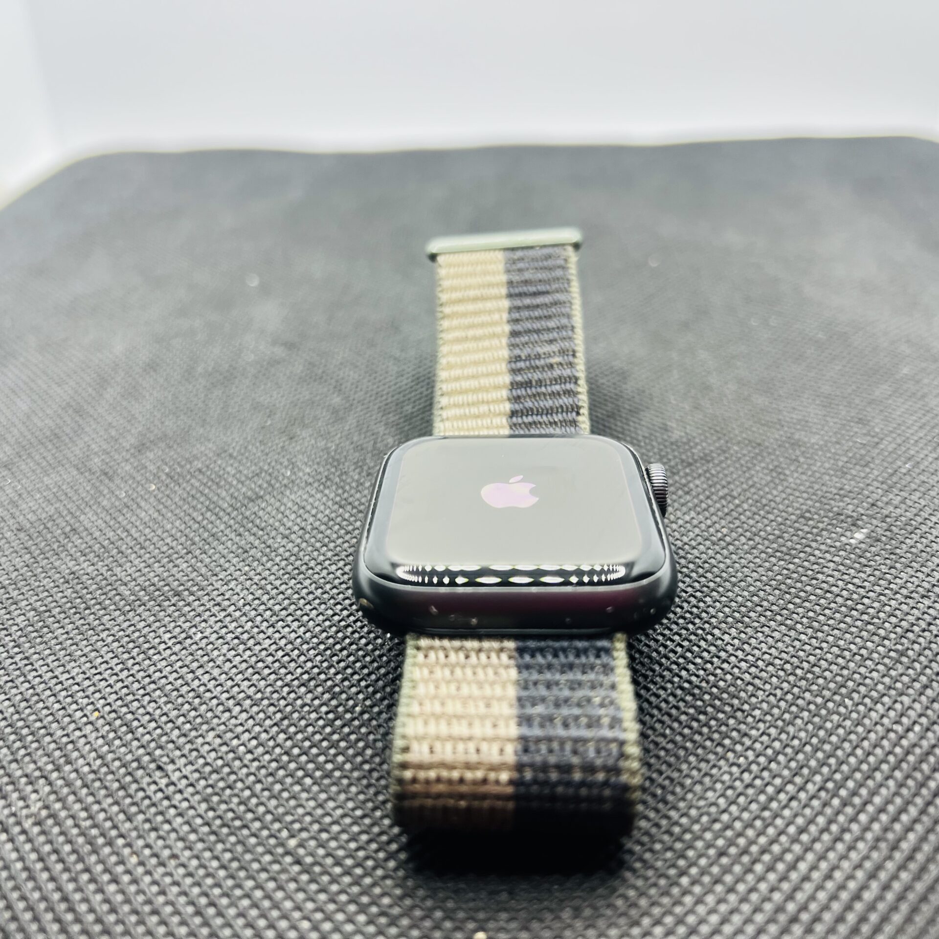 SALE: Apple Watch SE 1st Gen 44mm GPS Only Space Gray (Condition: Good) - With Black/Green Straps - Image 2