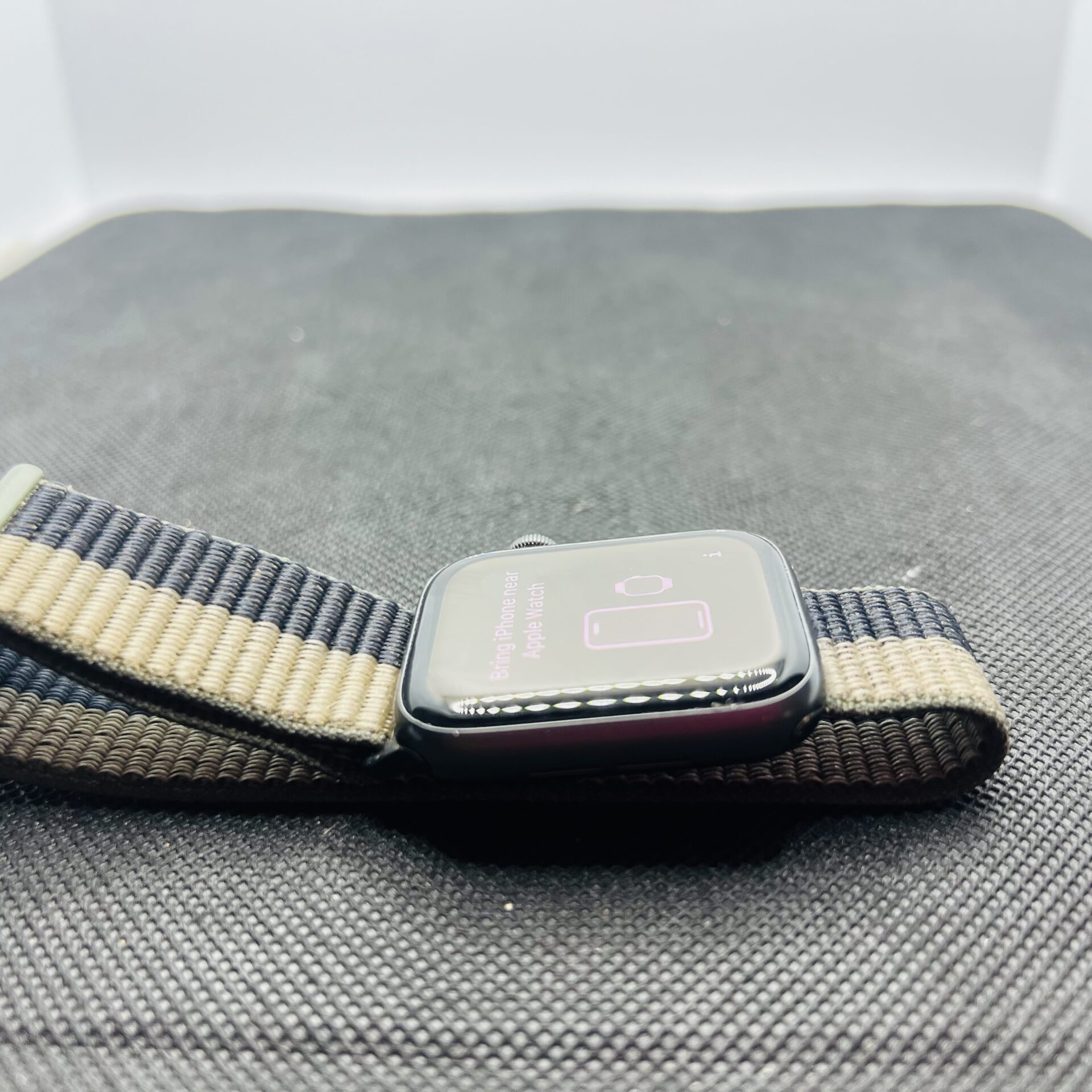 SALE: Apple Watch SE 1st Gen 44mm GPS Only Space Gray (Condition: Good) - With Black/Green Straps - Image 3